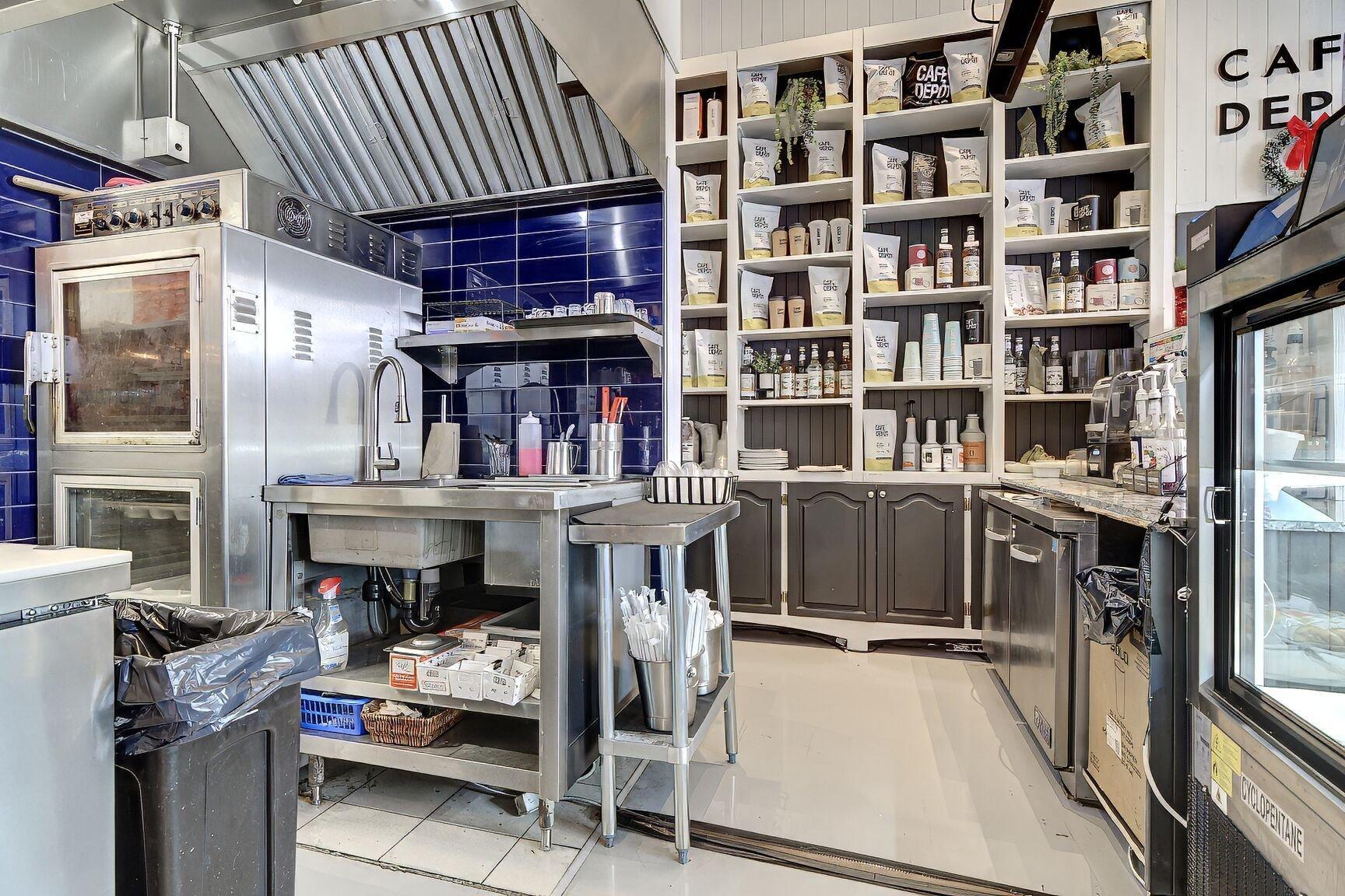 









105F


Av. Guindon

,
Saint-Sauveur,




QC
J0R1R6

