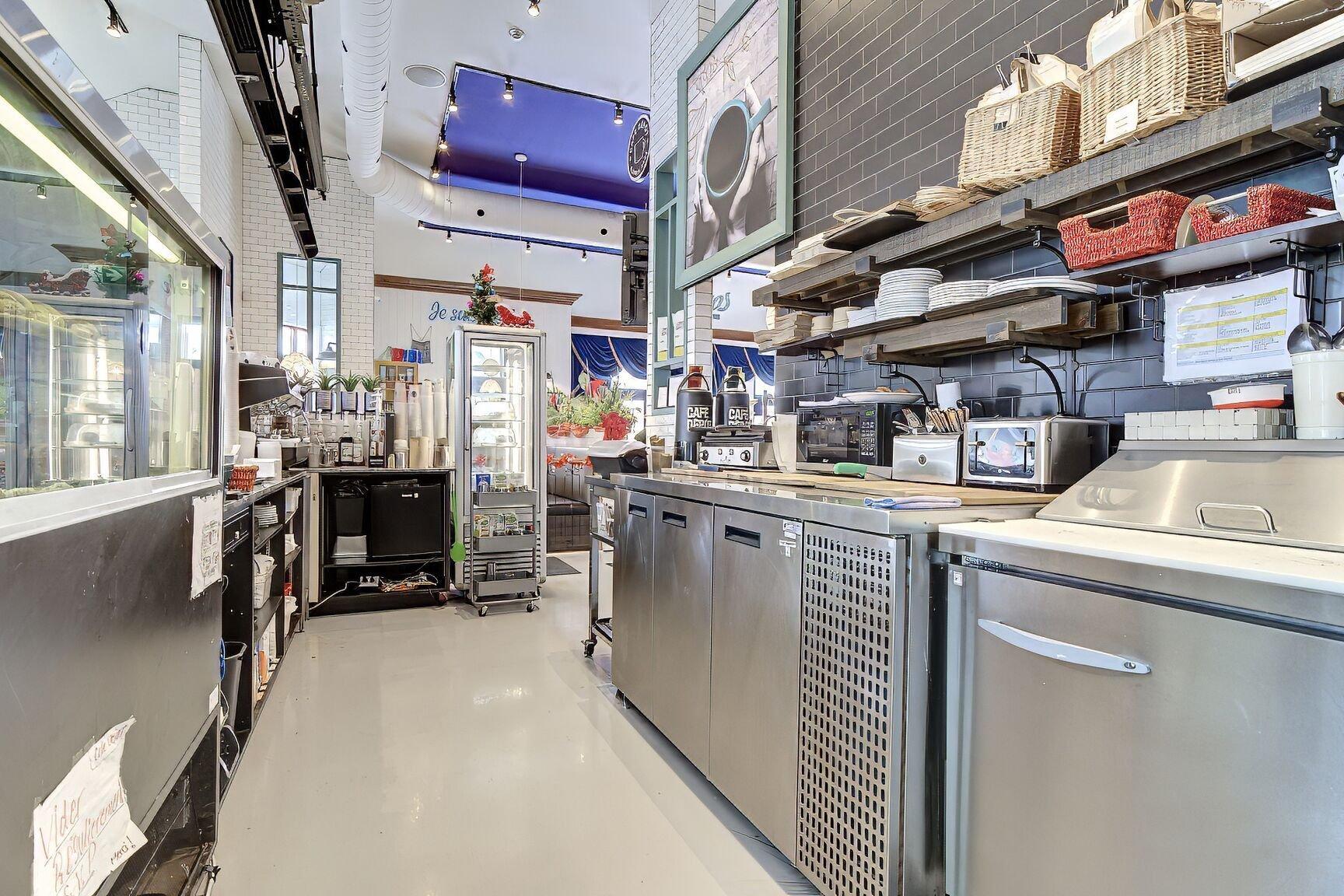 









105F


Av. Guindon

,
Saint-Sauveur,




QC
J0R1R6

