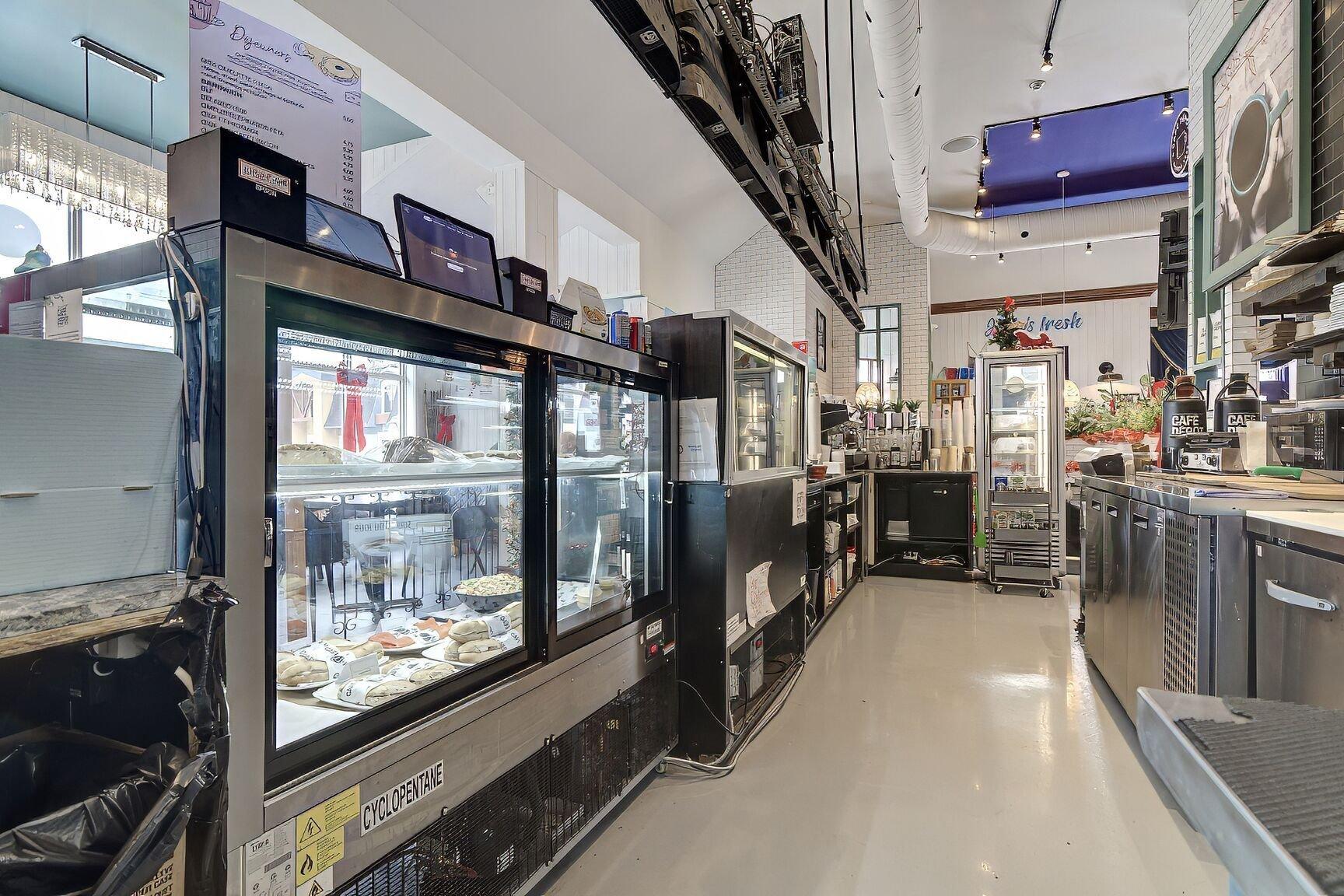 









105F


Av. Guindon

,
Saint-Sauveur,




QC
J0R1R6

