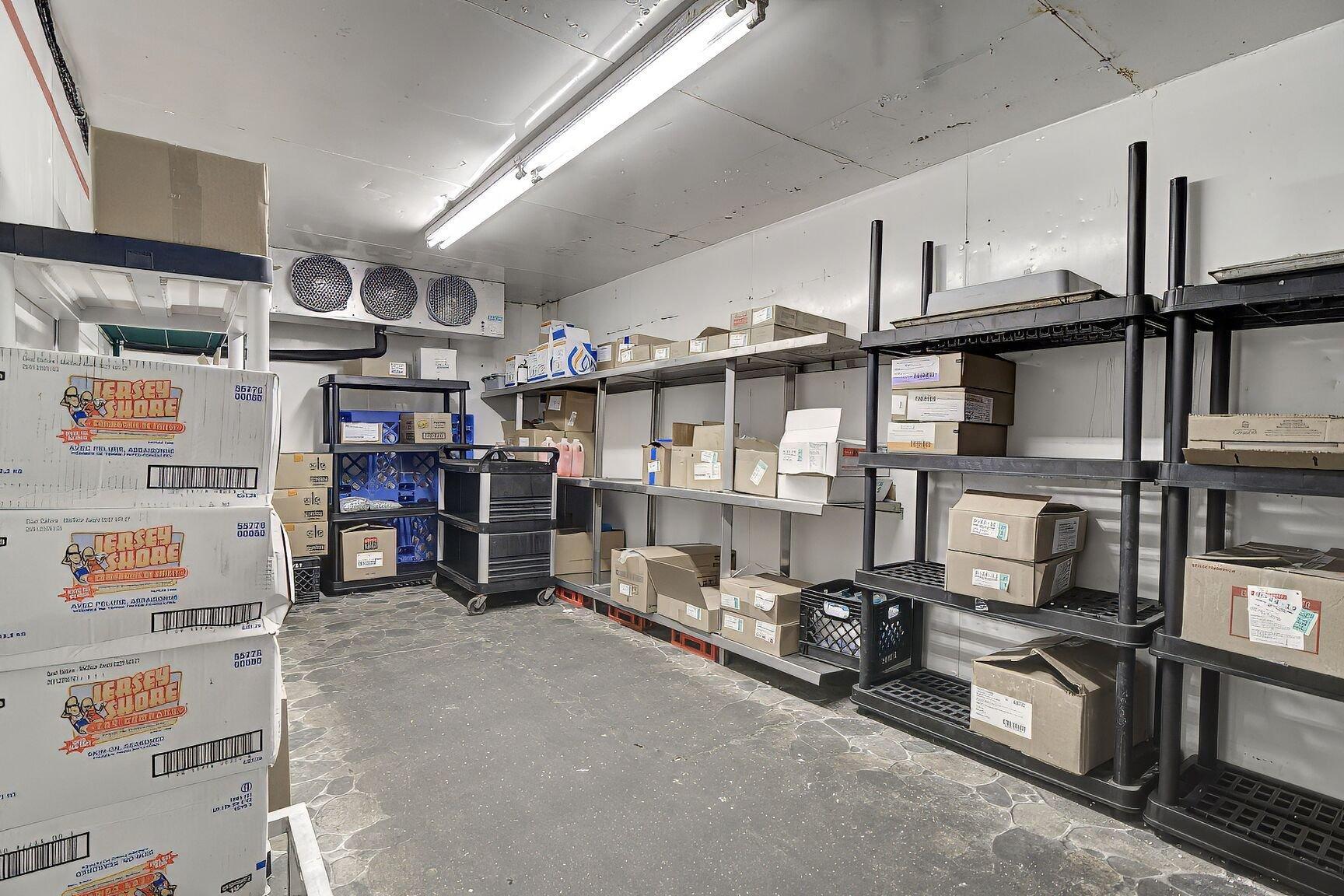 









105F


Av. Guindon

,
Saint-Sauveur,




QC
J0R1R6

