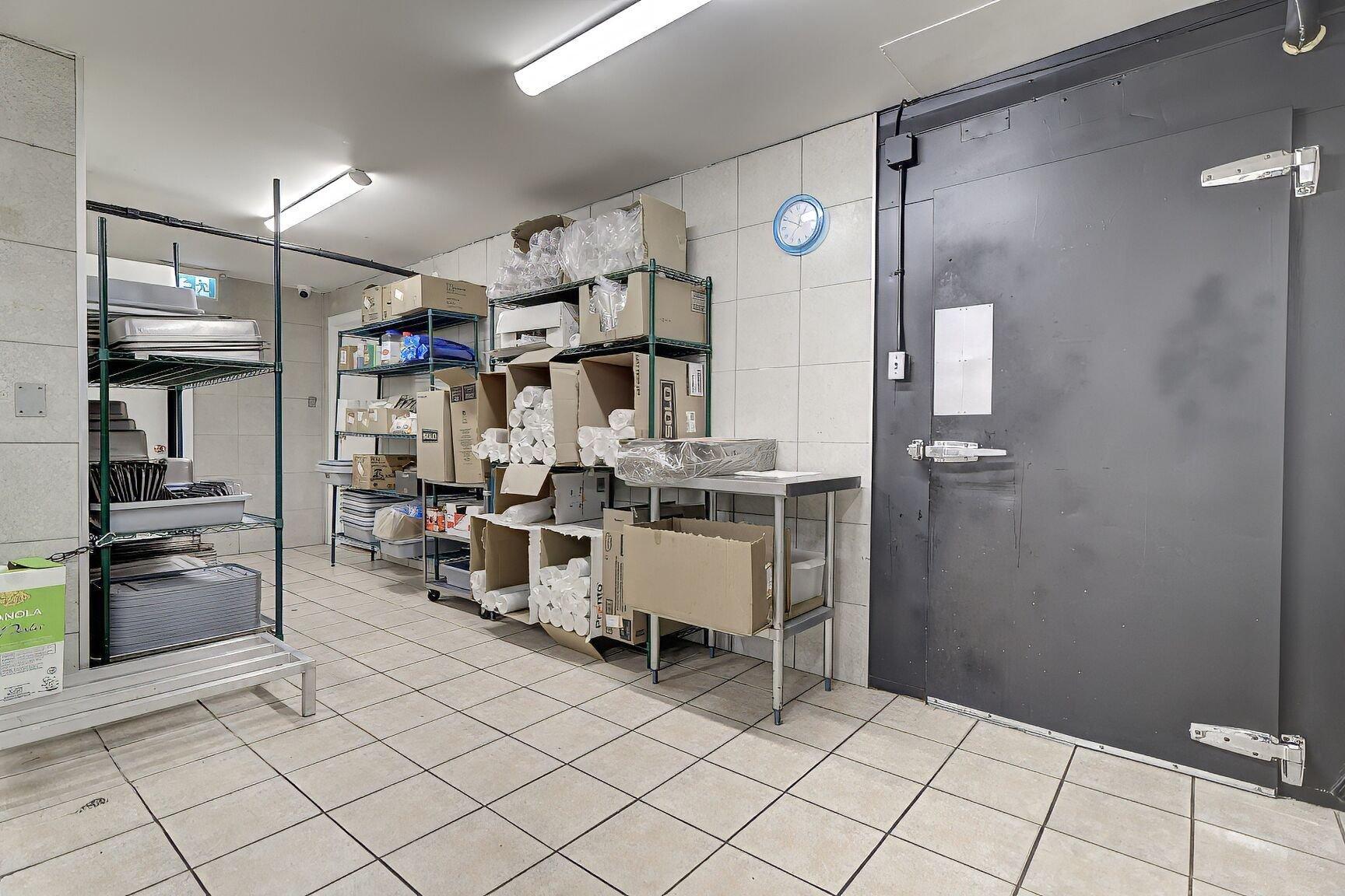 









105F


Av. Guindon

,
Saint-Sauveur,




QC
J0R1R6

