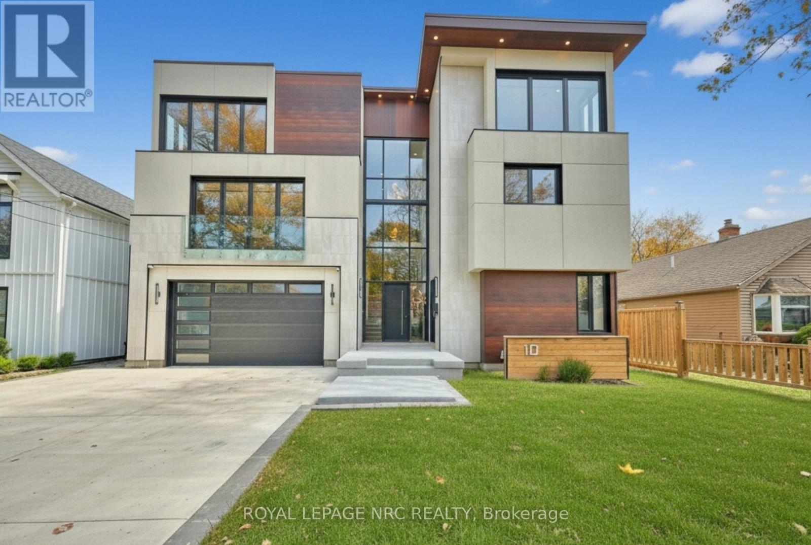 












10 PAWLING STREET

,
St. Catharines (Port Dalhousie),




Ontario
L2N5M2

