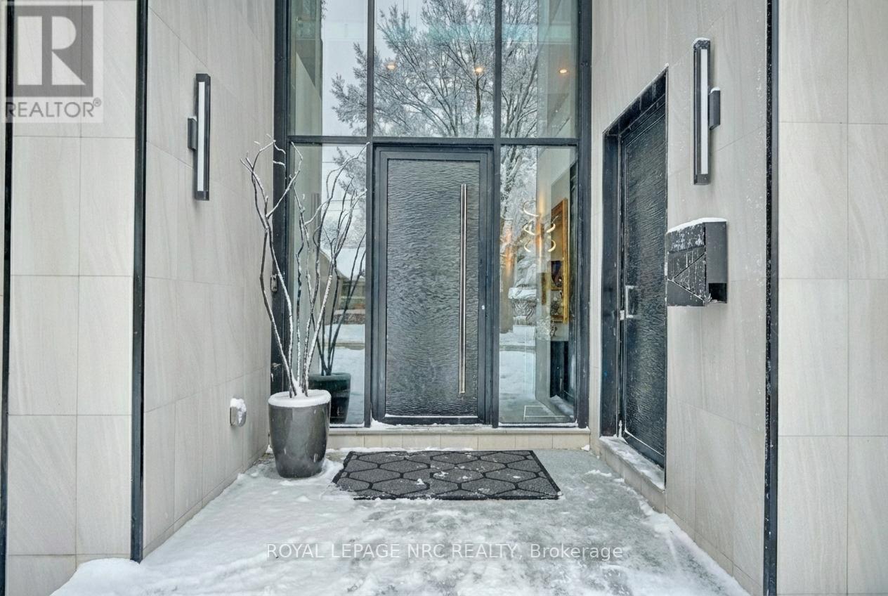 












10 PAWLING STREET

,
St. Catharines (Port Dalhousie),




Ontario
L2N5M2

