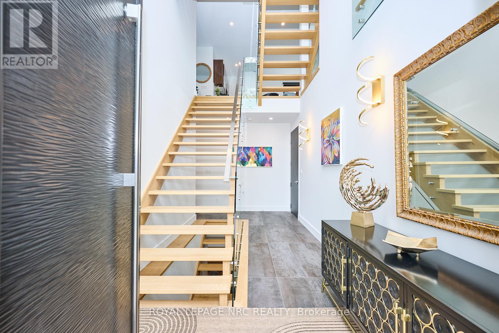 












10 PAWLING STREET

,
St. Catharines (Port Dalhousie),




Ontario
L2N5M2

