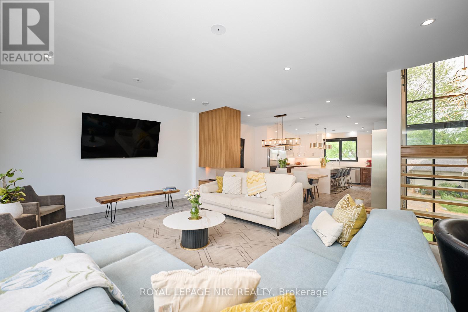 












10 PAWLING STREET

,
St. Catharines (Port Dalhousie),




Ontario
L2N5M2

