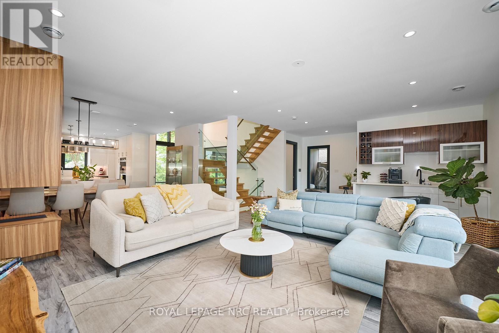 












10 PAWLING STREET

,
St. Catharines (Port Dalhousie),




Ontario
L2N5M2

