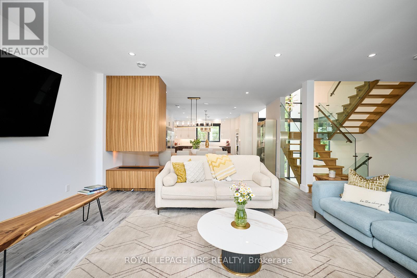 












10 PAWLING STREET

,
St. Catharines (Port Dalhousie),




Ontario
L2N5M2

