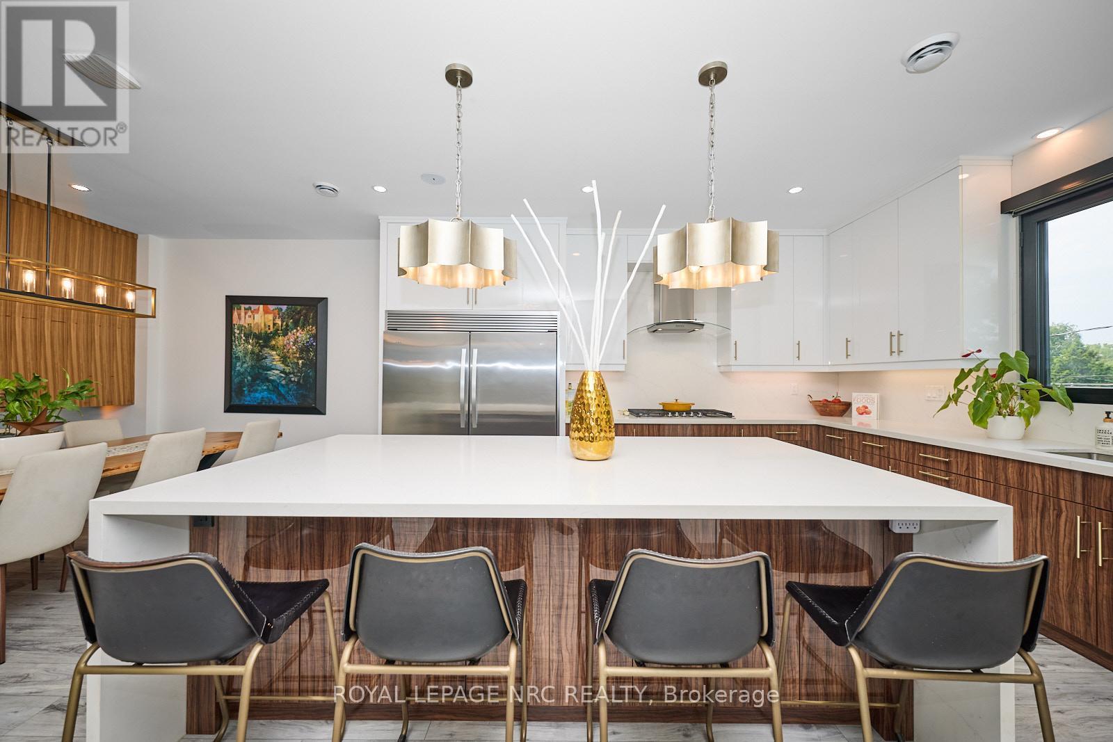 












10 PAWLING STREET

,
St. Catharines (Port Dalhousie),




Ontario
L2N5M2

