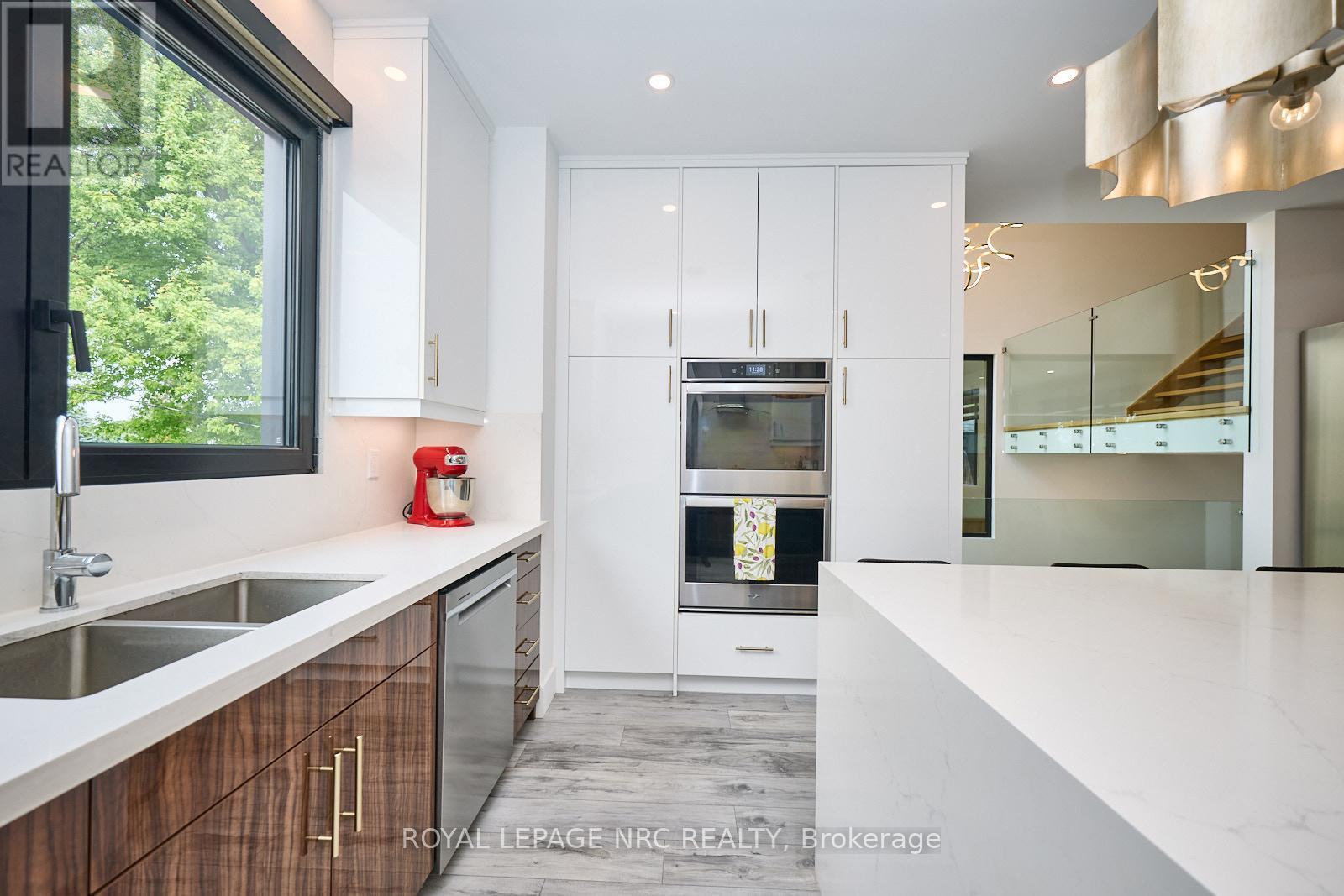 












10 PAWLING STREET

,
St. Catharines (Port Dalhousie),




Ontario
L2N5M2

