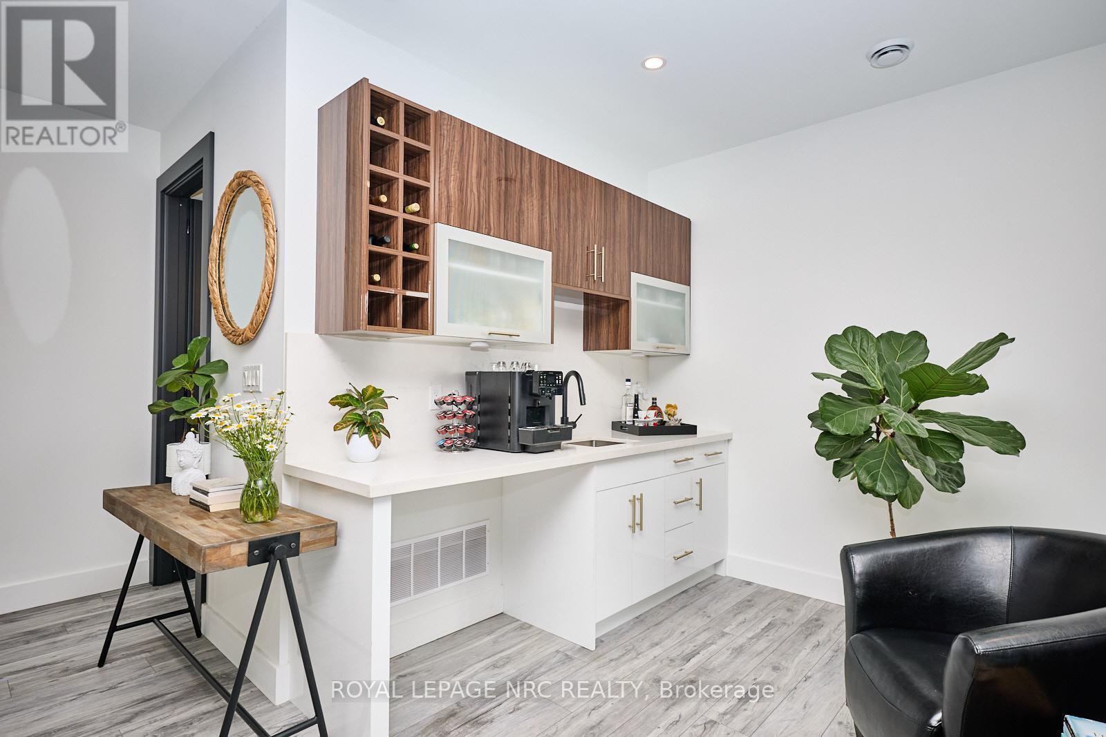 












10 PAWLING STREET

,
St. Catharines (Port Dalhousie),




Ontario
L2N5M2

