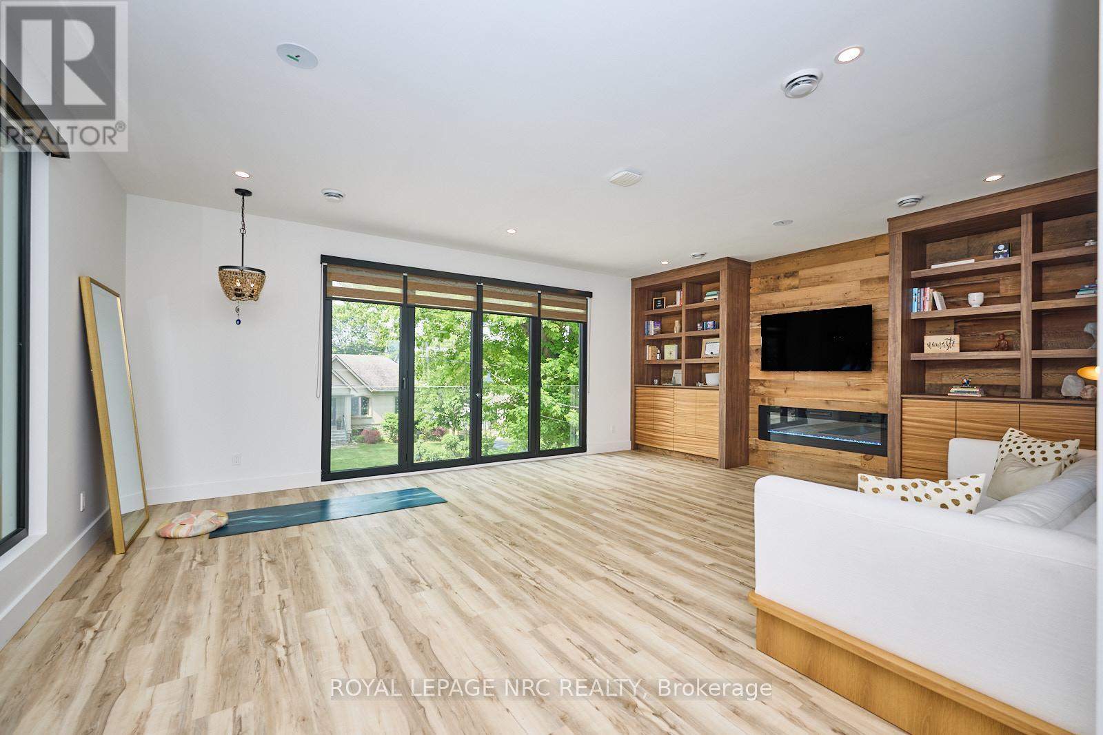 












10 PAWLING STREET

,
St. Catharines (Port Dalhousie),




Ontario
L2N5M2

