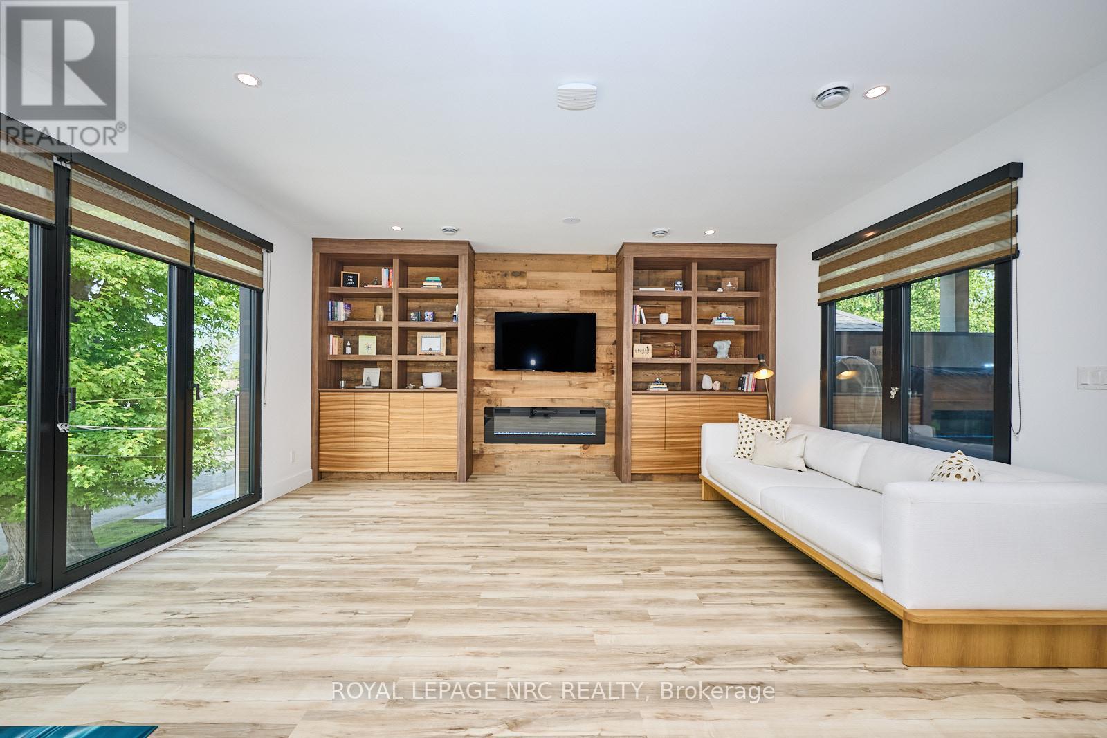 












10 PAWLING STREET

,
St. Catharines (Port Dalhousie),




Ontario
L2N5M2

