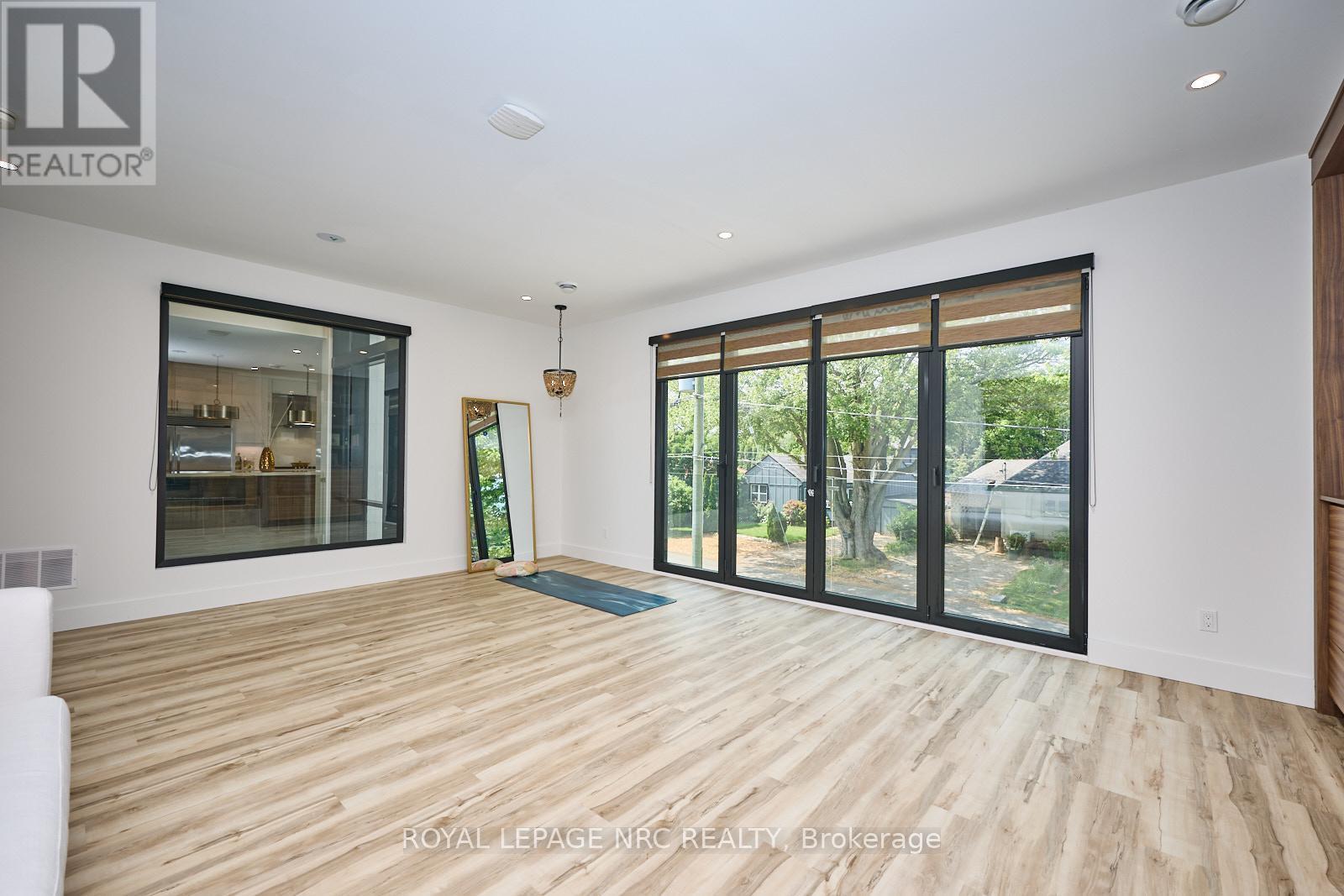 












10 PAWLING STREET

,
St. Catharines (Port Dalhousie),




Ontario
L2N5M2

