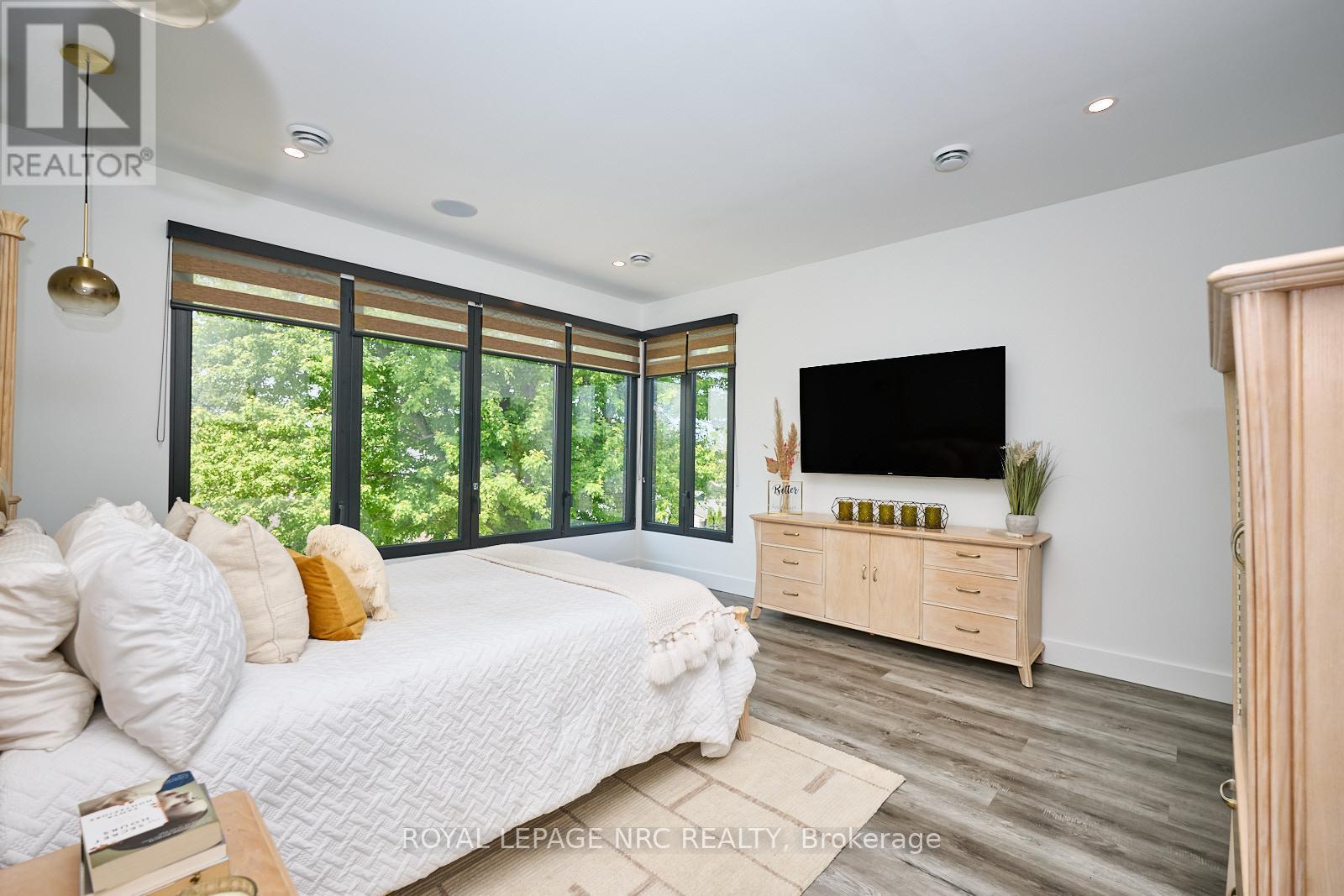 












10 PAWLING STREET

,
St. Catharines (Port Dalhousie),




Ontario
L2N5M2

