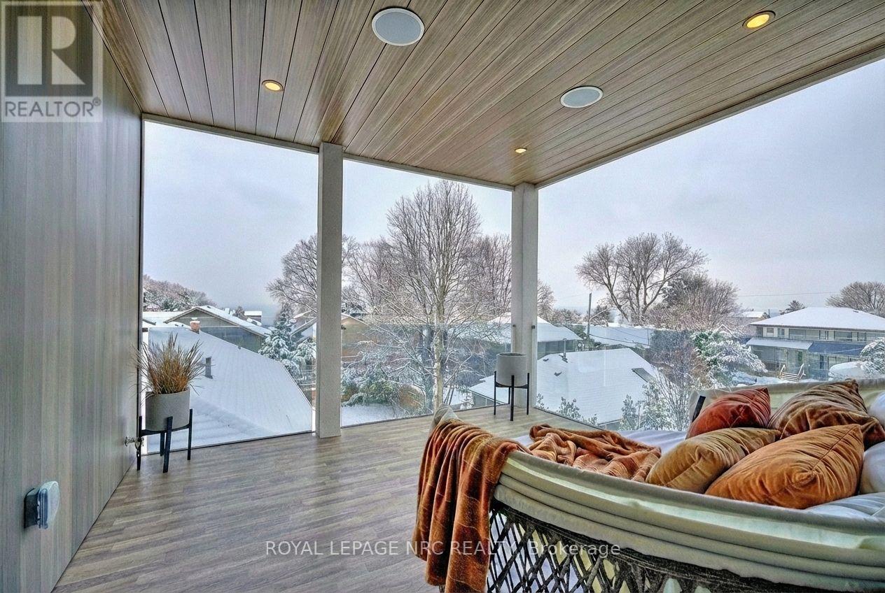 












10 PAWLING STREET

,
St. Catharines (Port Dalhousie),




Ontario
L2N5M2

