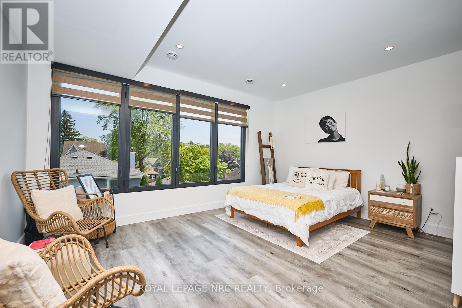 












10 PAWLING STREET

,
St. Catharines (Port Dalhousie),




Ontario
L2N5M2

