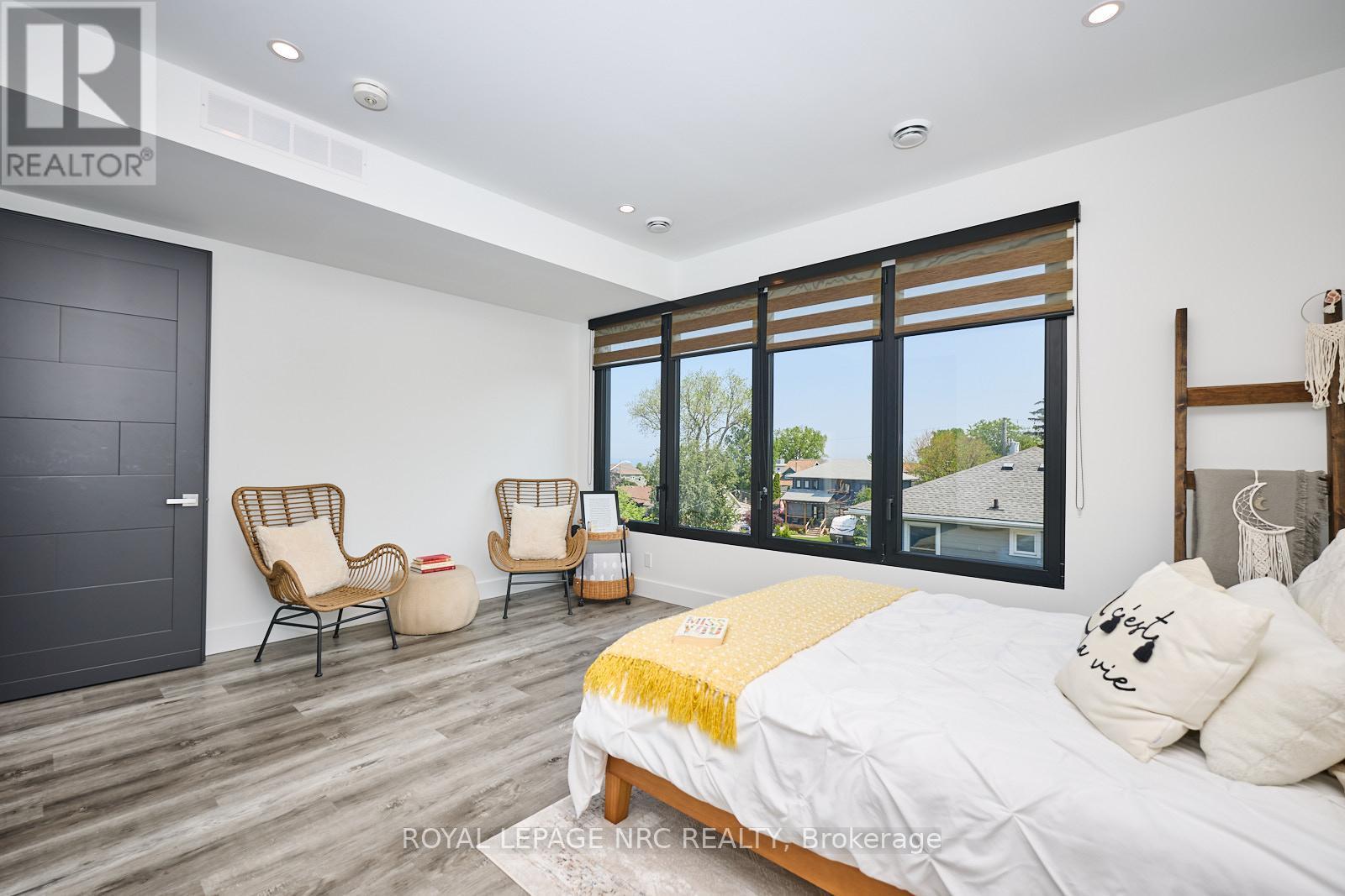 












10 PAWLING STREET

,
St. Catharines (Port Dalhousie),




Ontario
L2N5M2

