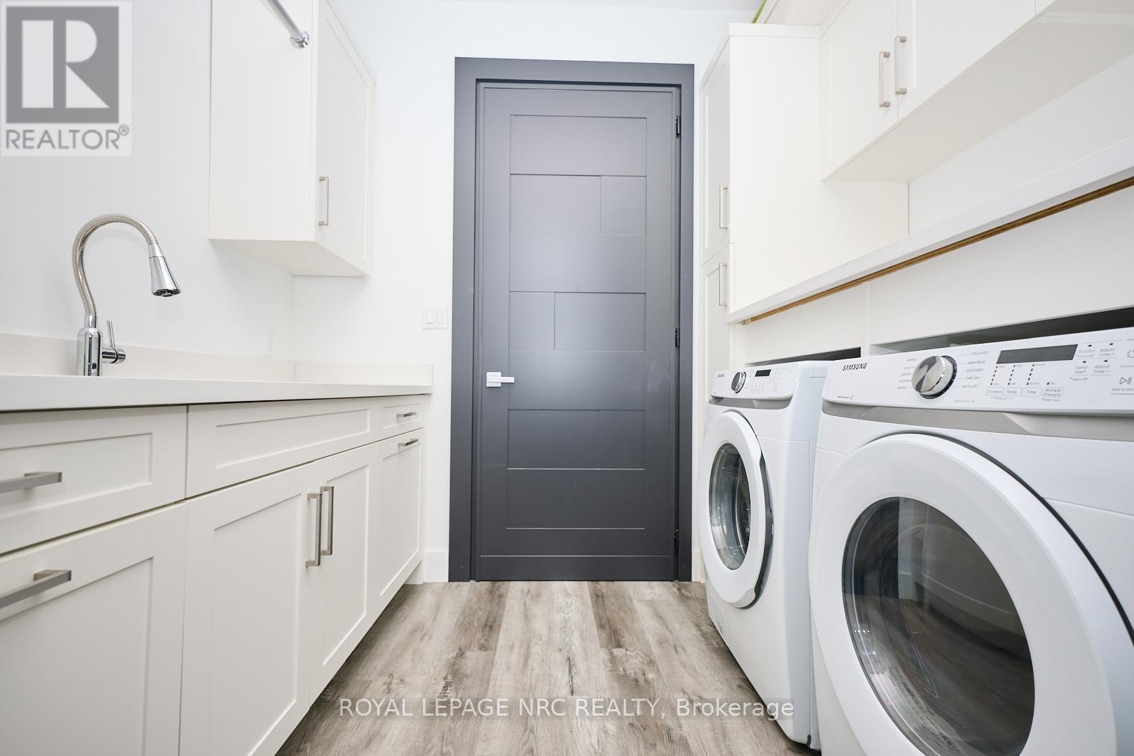 












10 PAWLING STREET

,
St. Catharines (Port Dalhousie),




Ontario
L2N5M2

