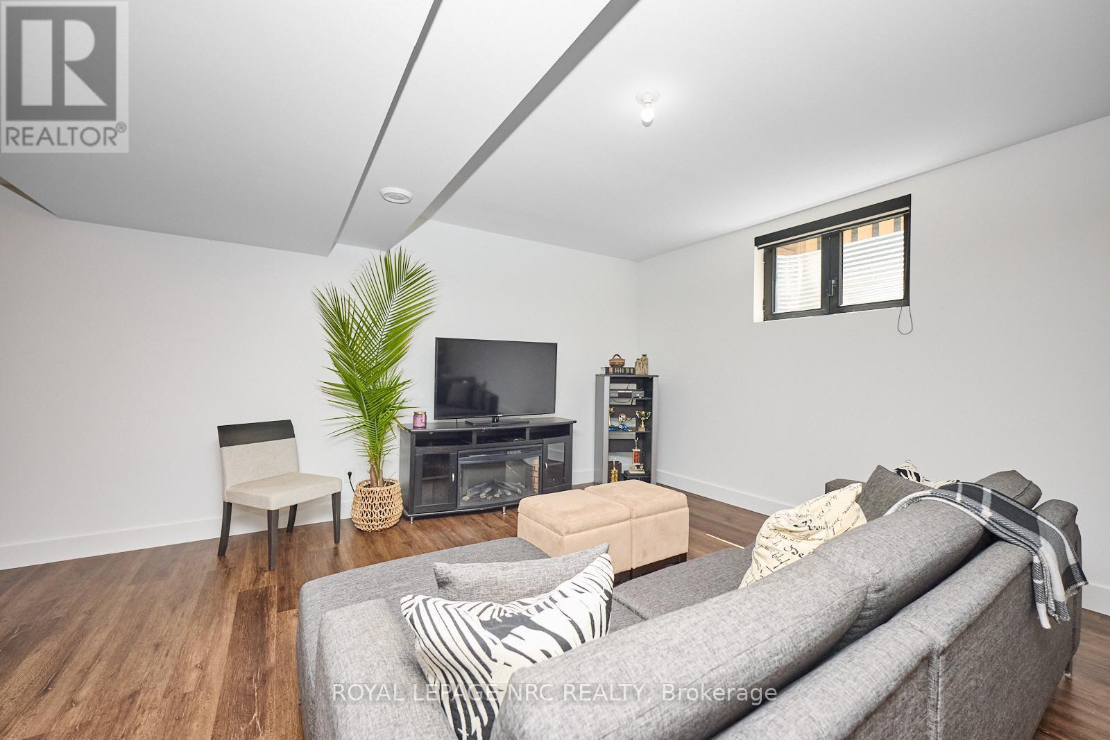 












10 PAWLING STREET

,
St. Catharines (Port Dalhousie),




Ontario
L2N5M2

