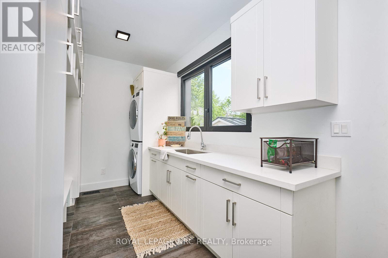 












10 PAWLING STREET

,
St. Catharines (Port Dalhousie),




Ontario
L2N5M2

