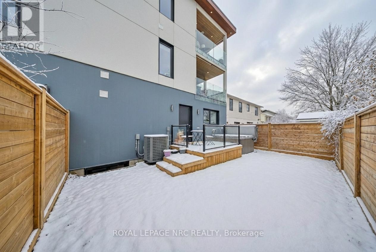 












10 PAWLING STREET

,
St. Catharines (Port Dalhousie),




Ontario
L2N5M2

