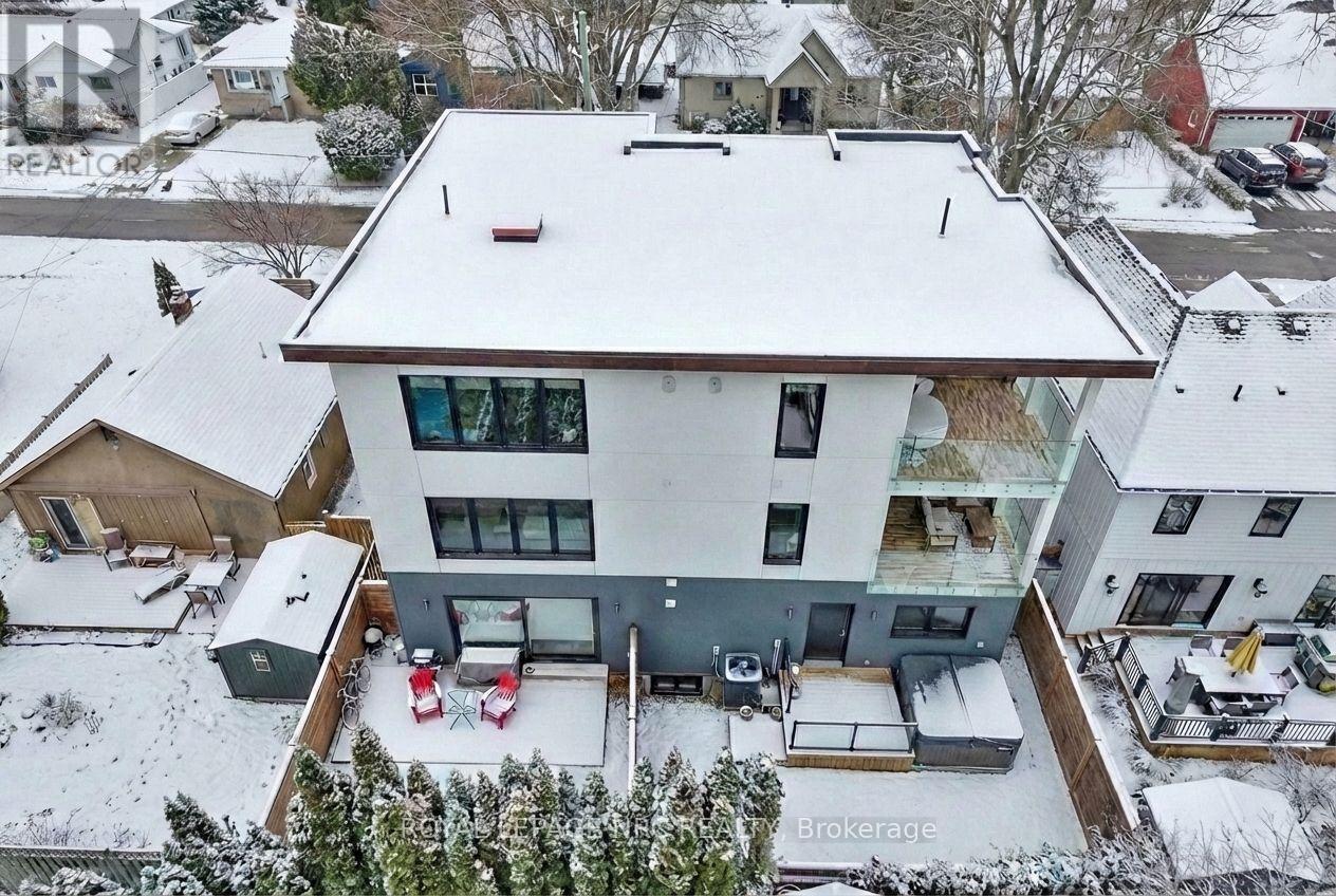 












10 PAWLING STREET

,
St. Catharines (Port Dalhousie),




Ontario
L2N5M2

