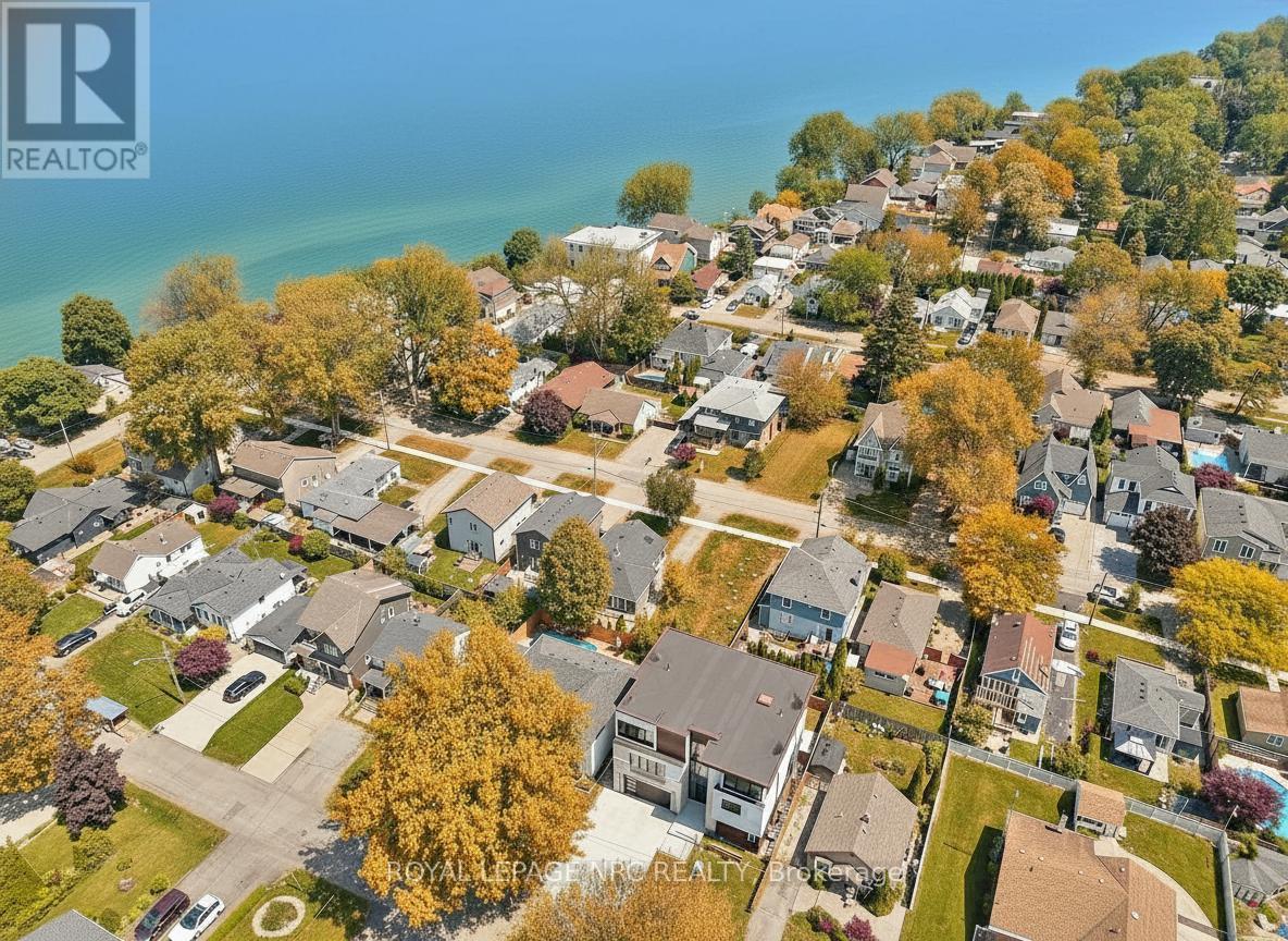 












10 PAWLING STREET

,
St. Catharines (Port Dalhousie),




Ontario
L2N5M2

