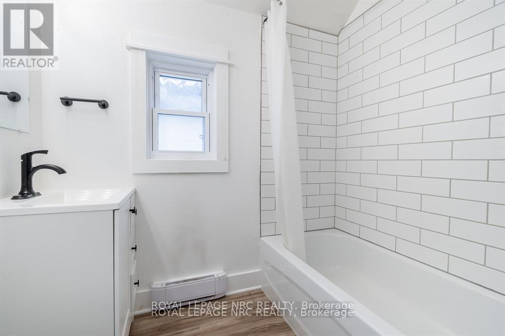 












387 ELMWOOD AVENUE

,
Fort Erie (Crystal Beach),




Ontario
L0S1B0

