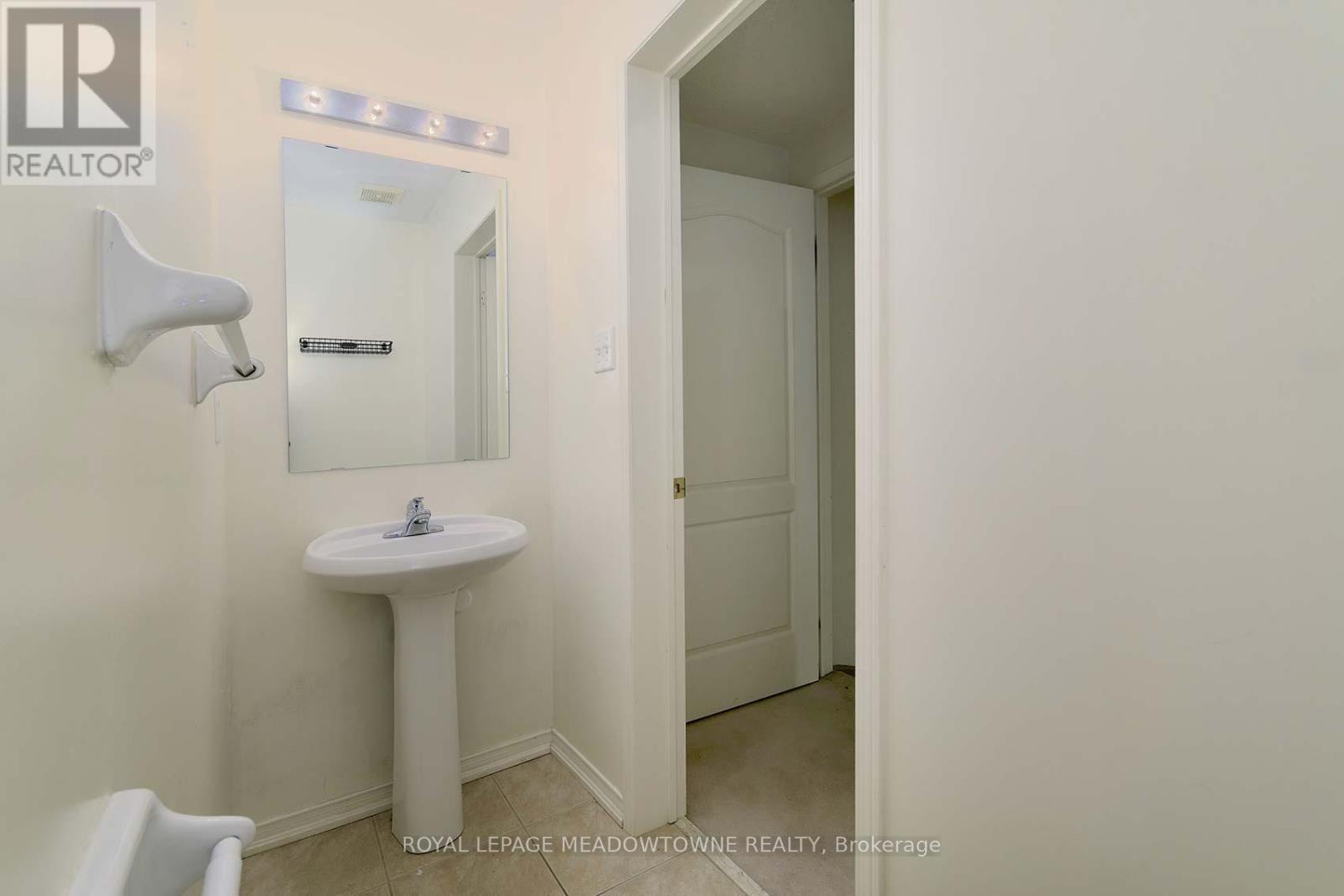 












28 NORLAND CIRCLE

,
Oshawa,




Ontario
L1L0A6

