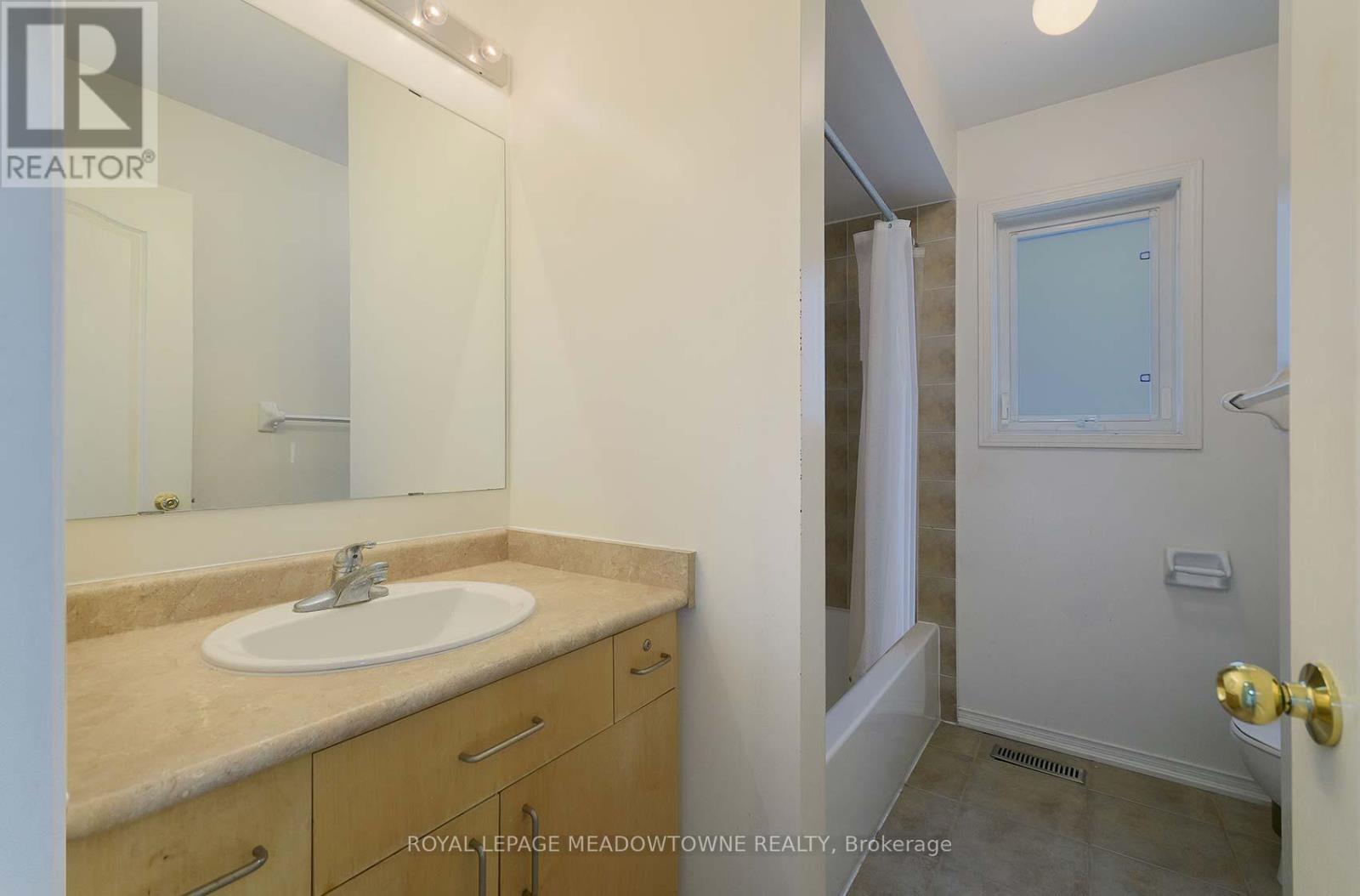 












28 NORLAND CIRCLE

,
Oshawa,




Ontario
L1L0A6

