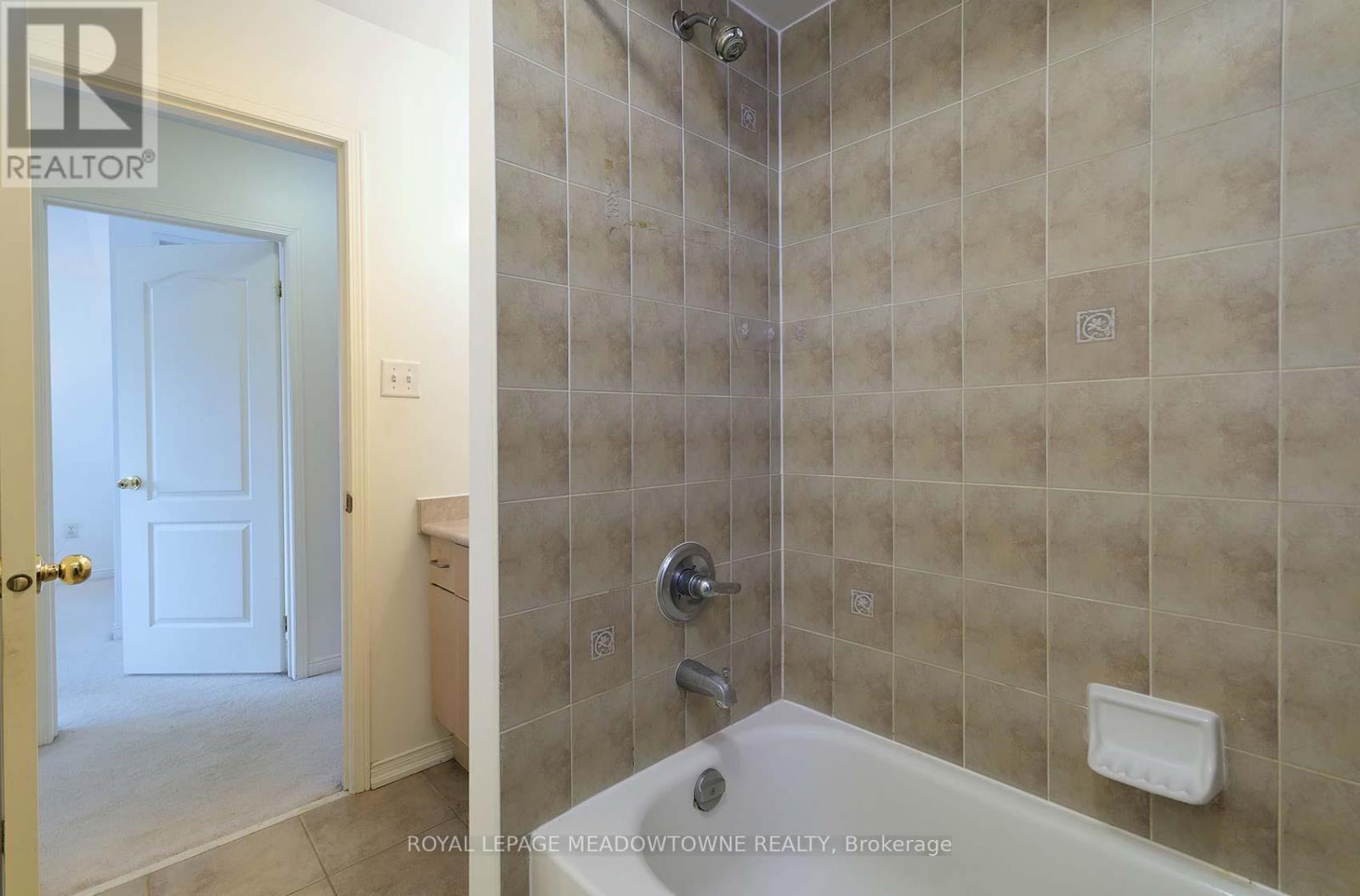 












28 NORLAND CIRCLE

,
Oshawa,




Ontario
L1L0A6

