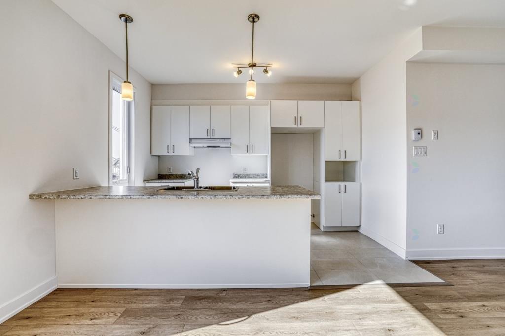 









360


Rue des Becs-Scie

, 1,
Gatineau (Masson-Angers),




QC
J8M1P5

