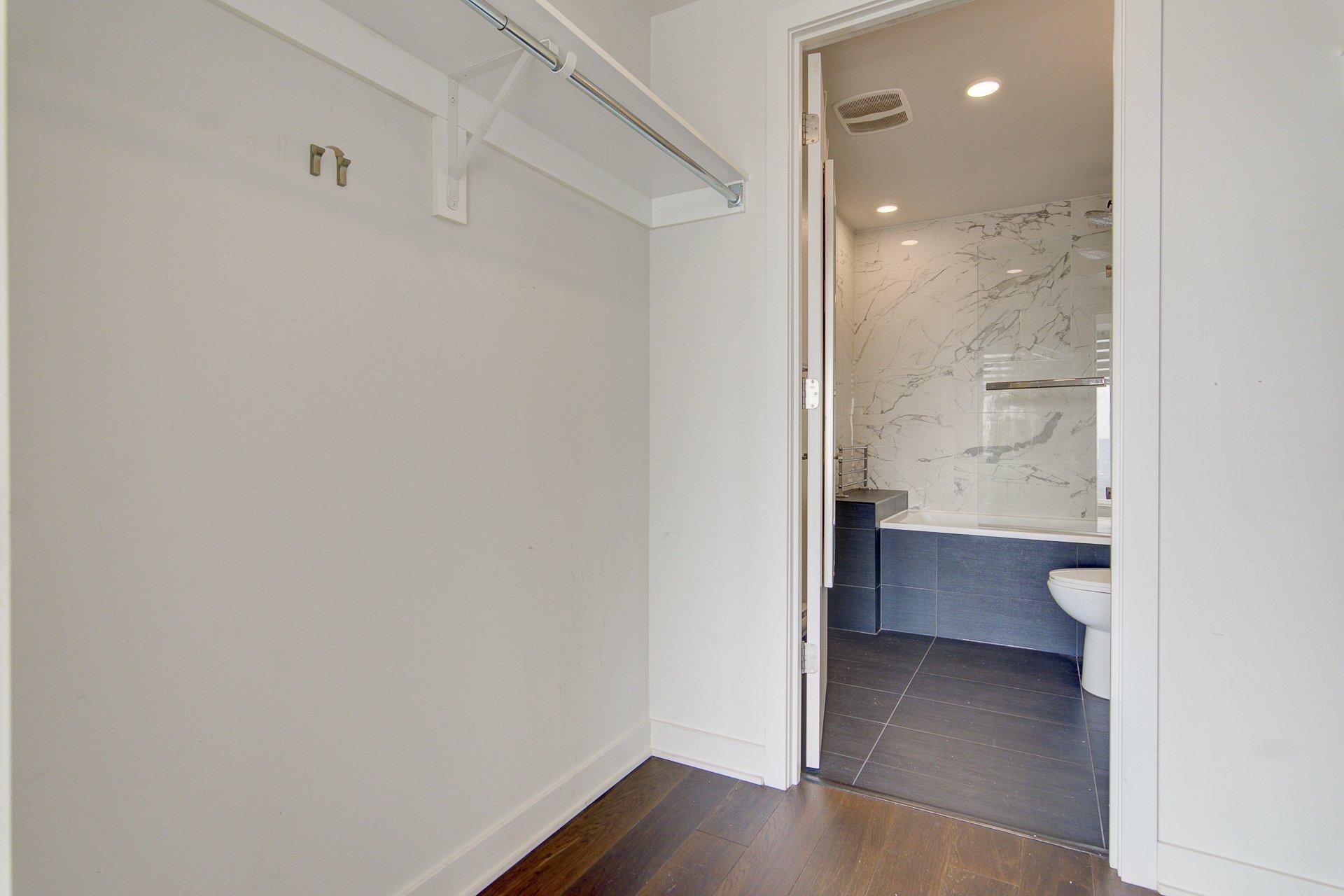 









1188


Rue St-Antoine O.

, 3104,
Montréal (Ville-Marie),




QC
H3C1B4

