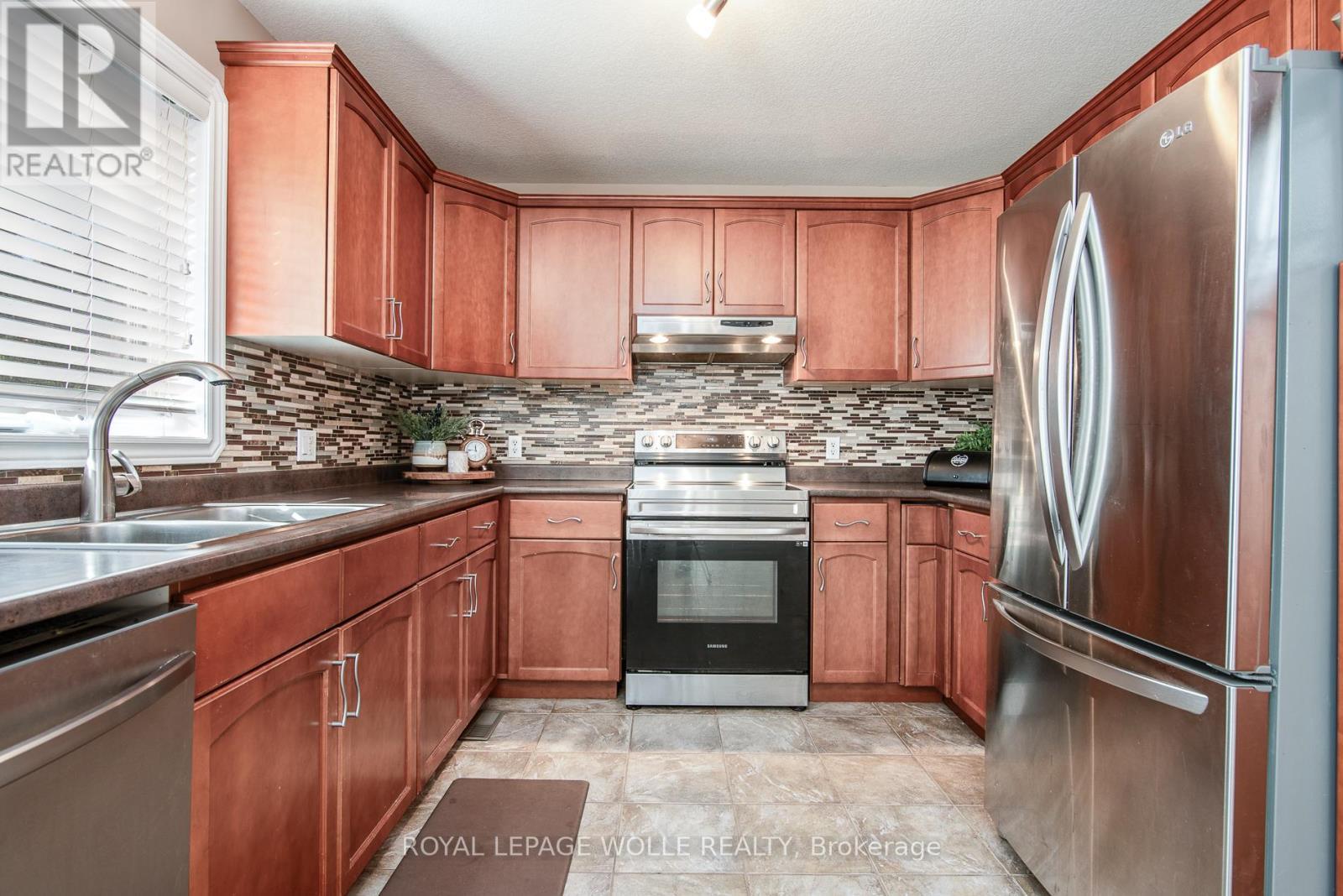 












383 PARROTT PLACE

,
Woodstock,




Ontario
N4T1V4

