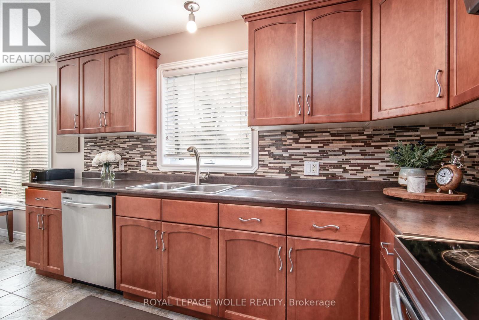 












383 PARROTT PLACE

,
Woodstock,




Ontario
N4T1V4

