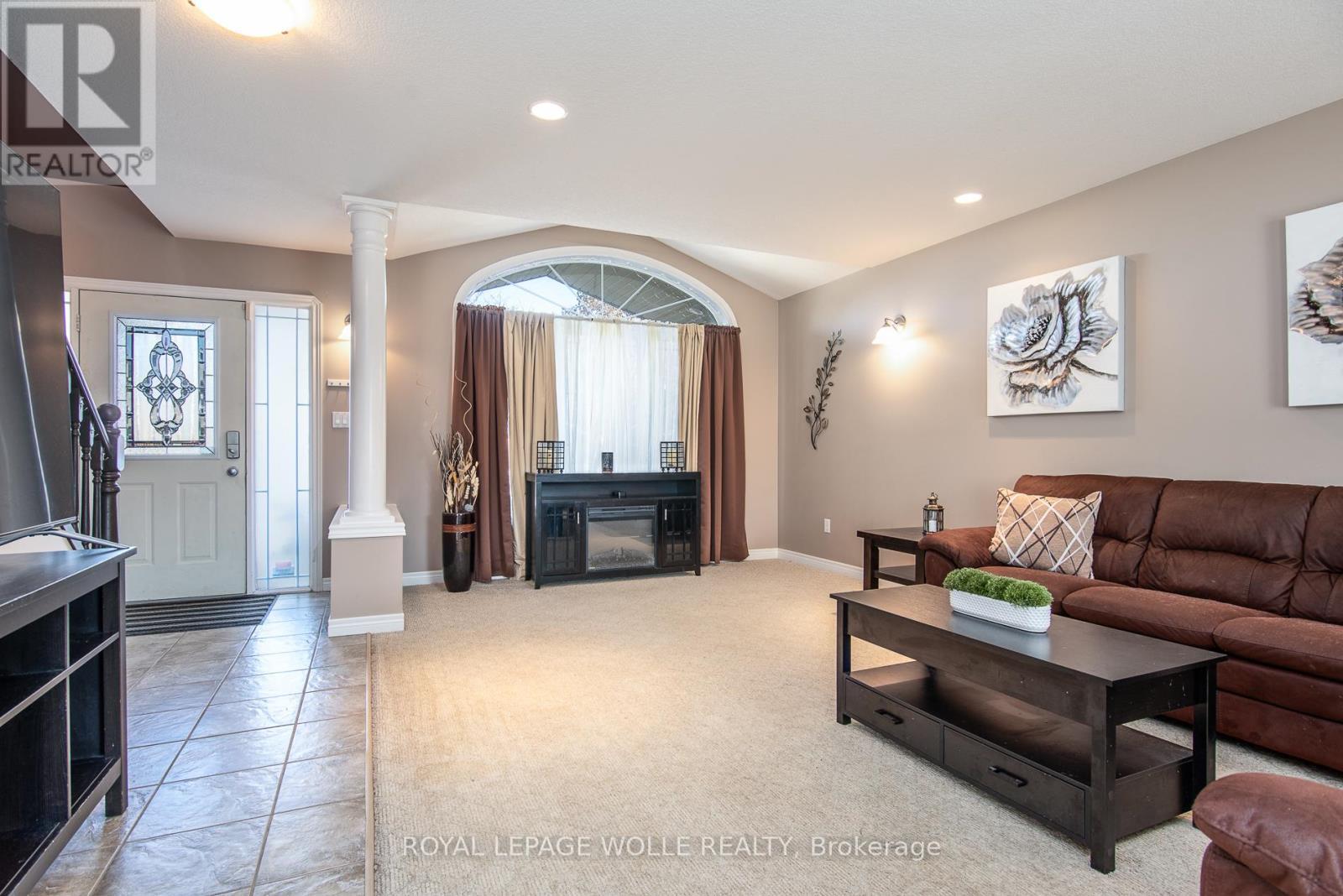 












383 PARROTT PLACE

,
Woodstock,




Ontario
N4T1V4

