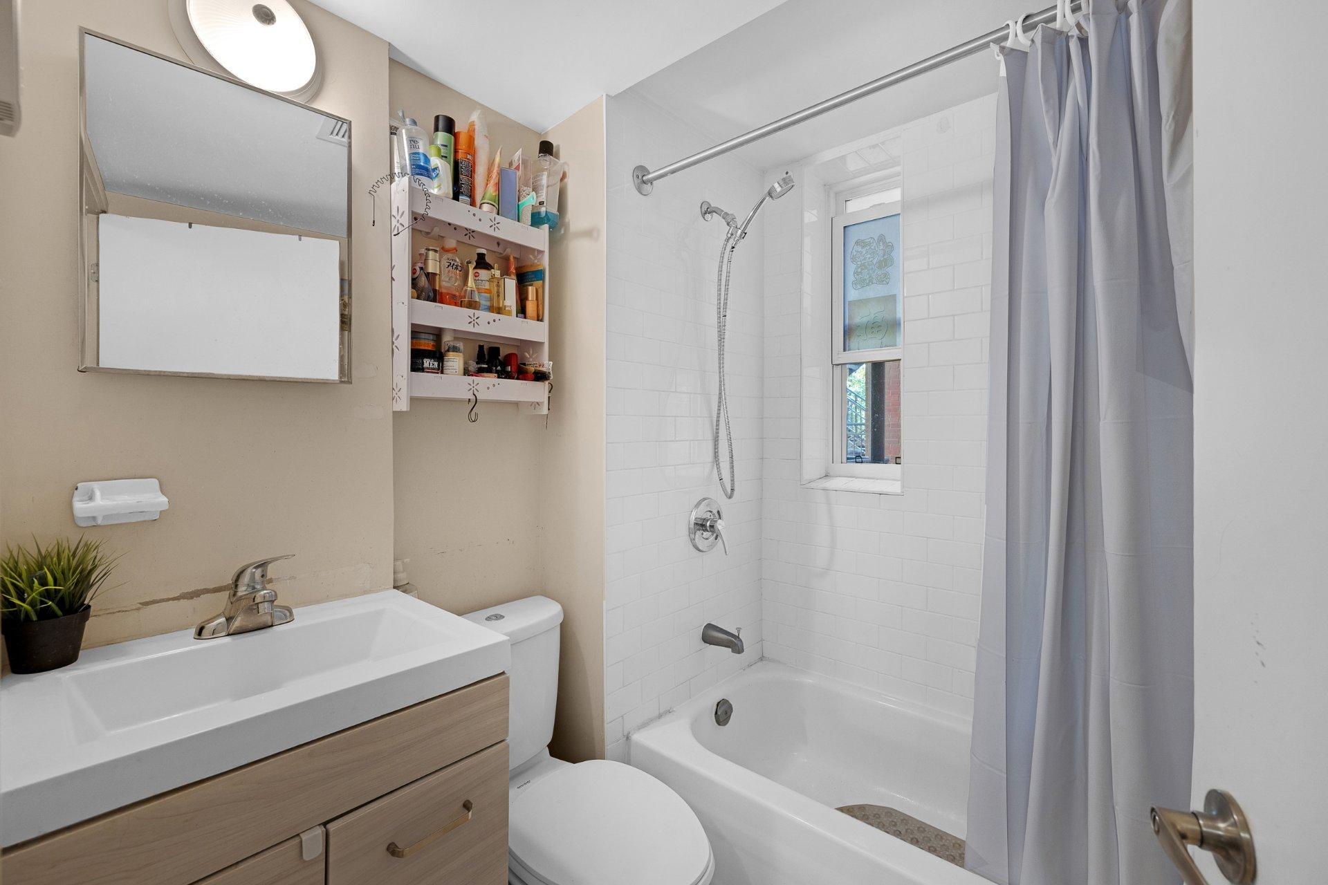 









3911


Boul. Cavendish

, 2,
Montréal (Côte-des-Neiges/Notre-Dame-de-Grâce),




QC
H4B2N4

