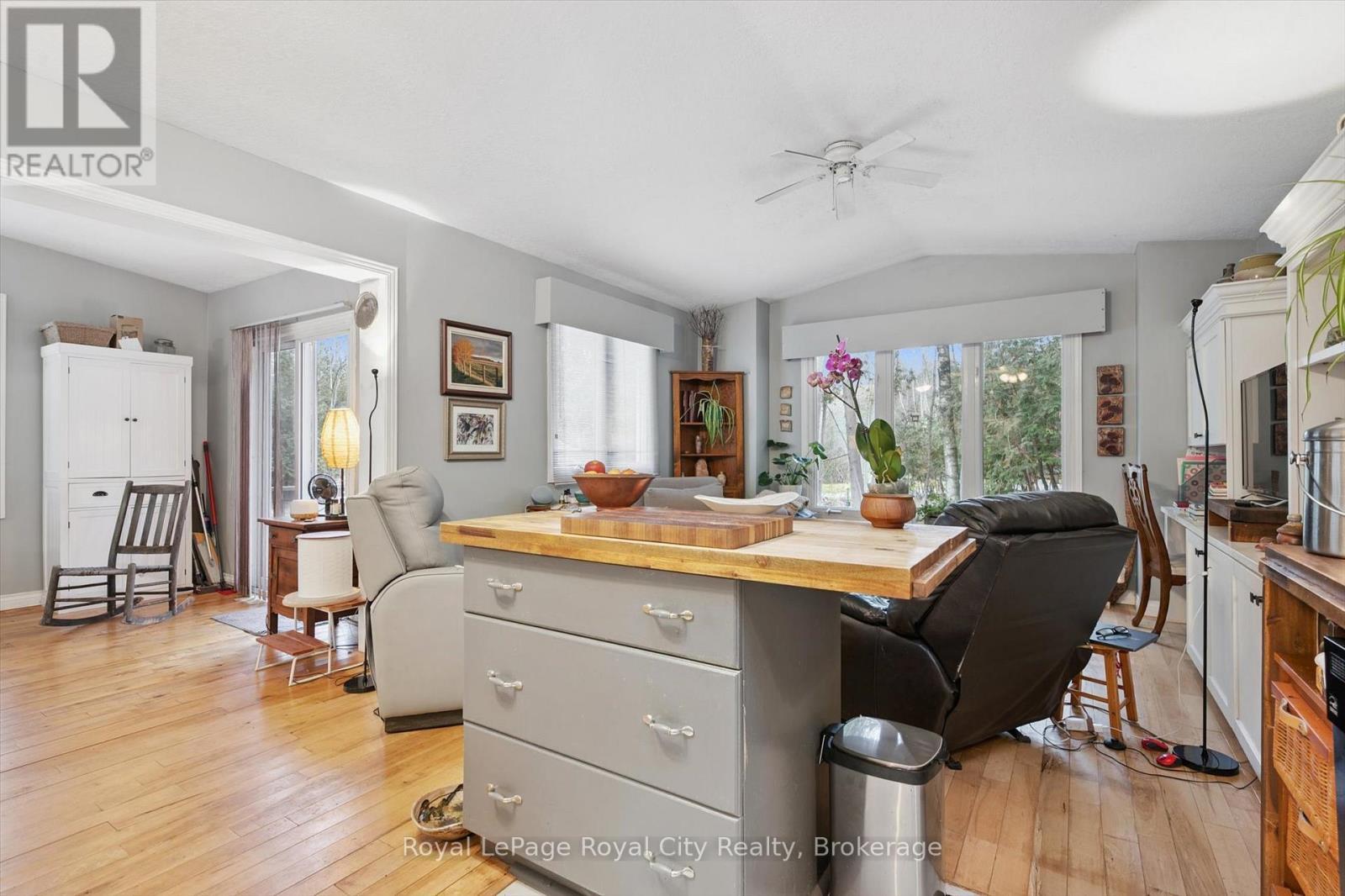 












10 SPRUCE AVENUE

,
Puslinch,




Ontario
N1B2J0

