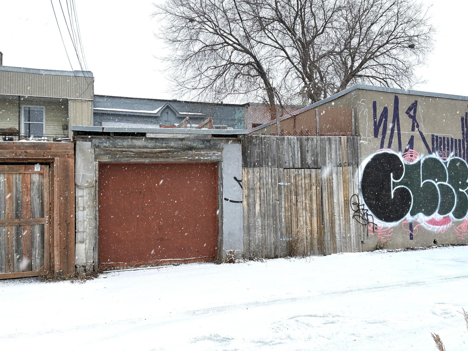 









2098

 - 2100


Rue Frontenac

,
Montréal (Ville-Marie),




QC
H2K2Z3

