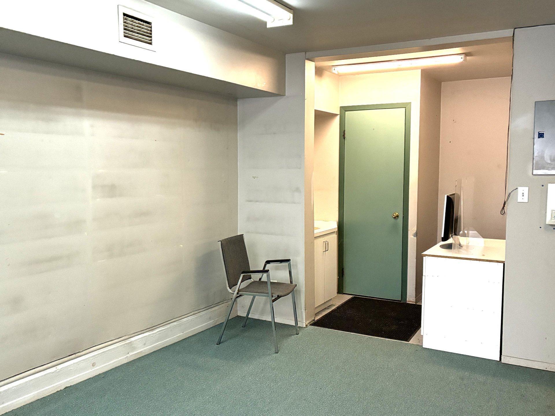 









2098

 - 2100


Rue Frontenac

,
Montréal (Ville-Marie),




QC
H2K2Z3

