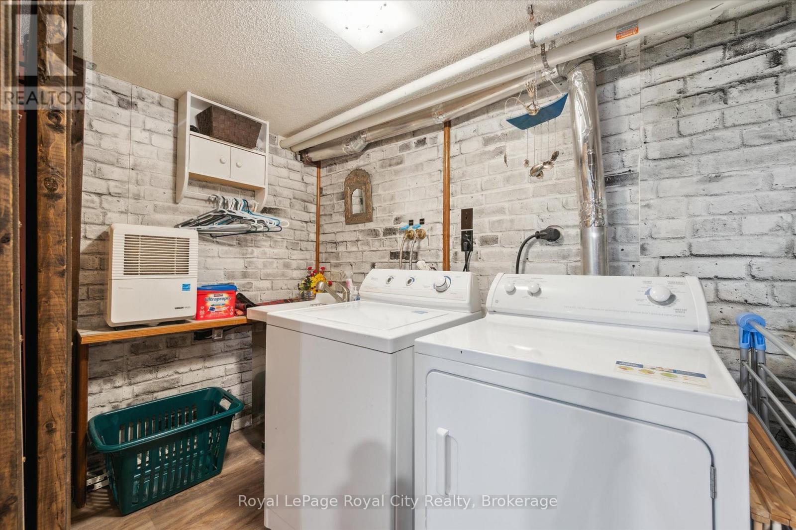 












21 MARILYN DRIVE

,
Guelph (Riverside Park),




Ontario
N1H1G9

