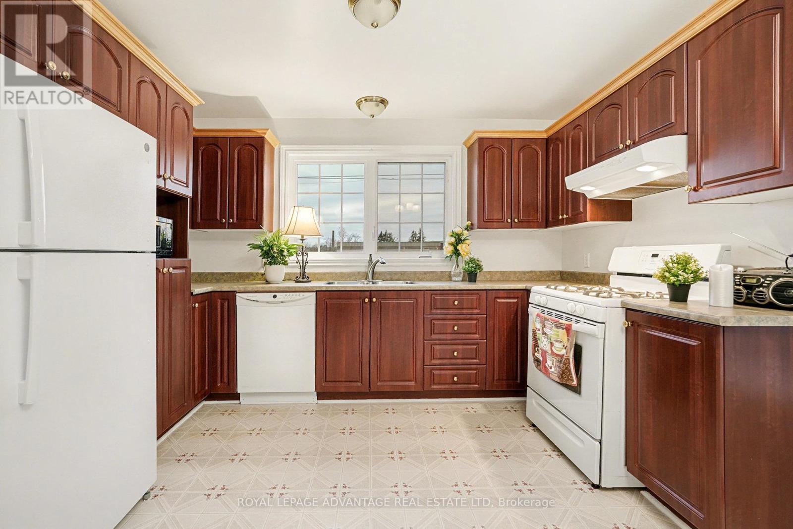 












11 QUEEN STREET

,
Perth,




Ontario
K7H2W4

