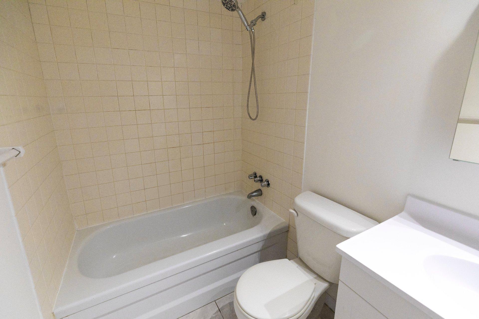 









110


Rue St-François N.

, 204,
Sherbrooke (Fleurimont),




QC
J1E3H6

