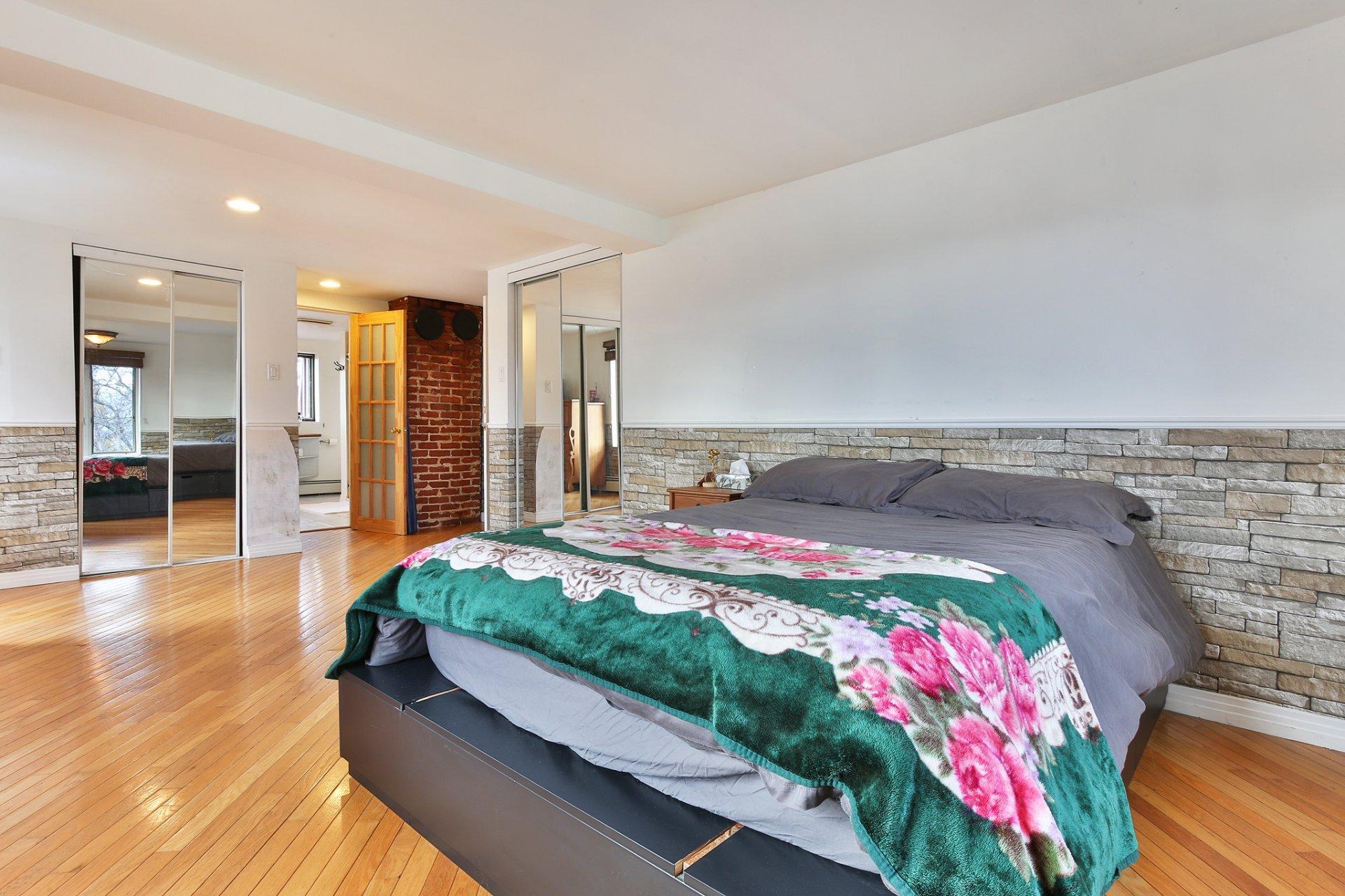 









114


Rue Jacques-Cartier S.

,
Saint-Jean-sur-Richelieu,




QC
J3B6S1

