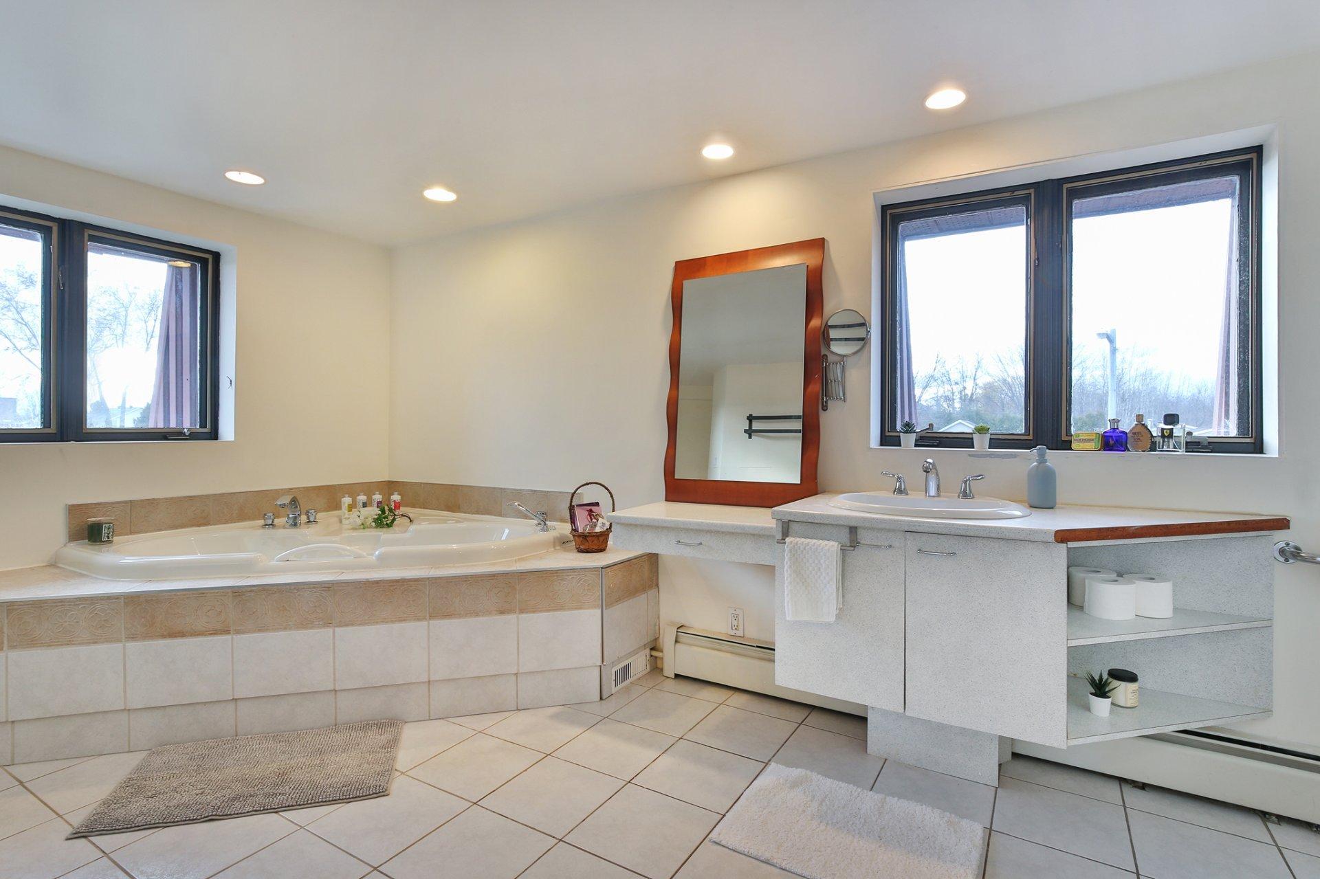 









114


Rue Jacques-Cartier S.

,
Saint-Jean-sur-Richelieu,




QC
J3B6S1

