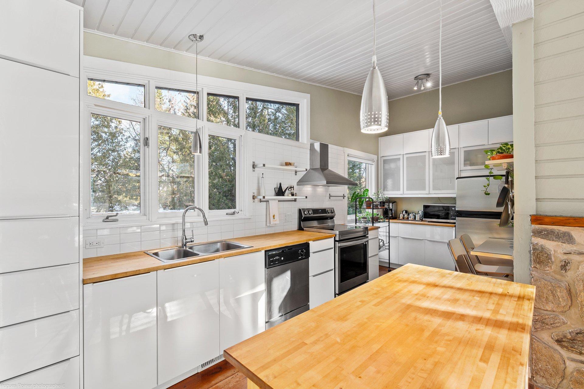 









1387


Rue du Bel-Automne

,
Sainte-Adèle,




QC
J8B2Y1

