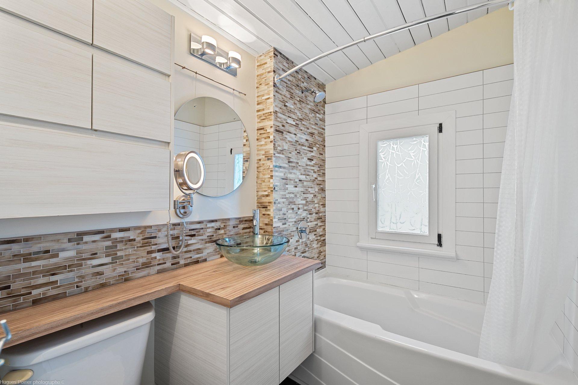 









1387


Rue du Bel-Automne

,
Sainte-Adèle,




QC
J8B2Y1

