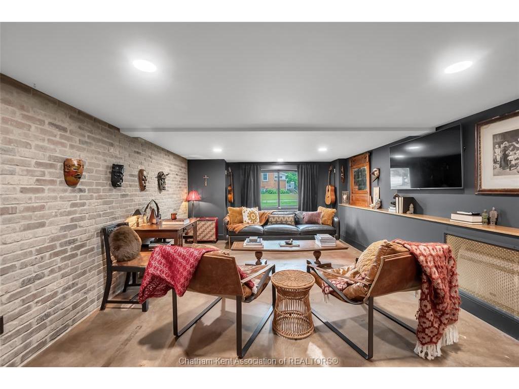 









620


Cross

Street,
Dresden,




ON
N0P 1M0

