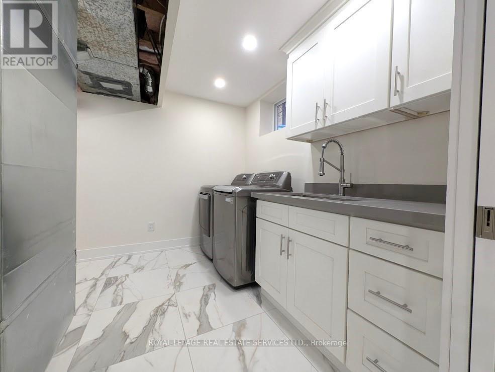 












65 VILLAGEWOOD COURT

,
Vaughan,




Ontario
L4L8V9

