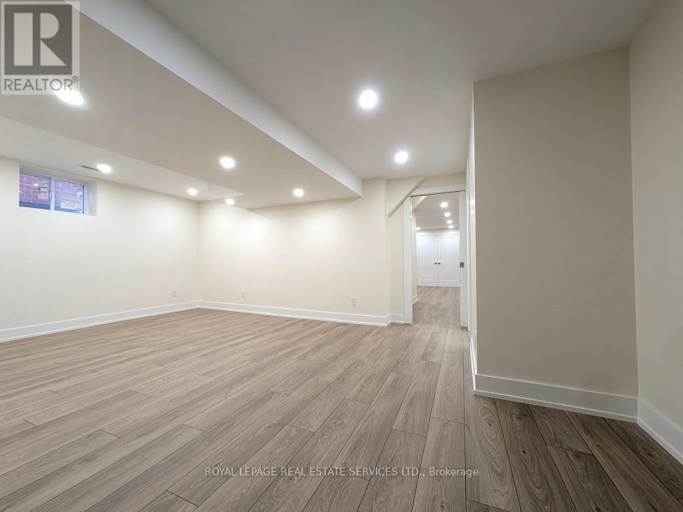 












65 VILLAGEWOOD COURT

,
Vaughan,




Ontario
L4L8V9

